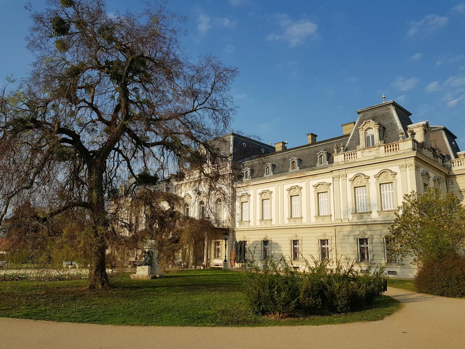 Excursii din Budapesta, Ungaria: 7 cele mai bune idei (2026) 5 Castelul Gödöllő al împărătesei Sisi