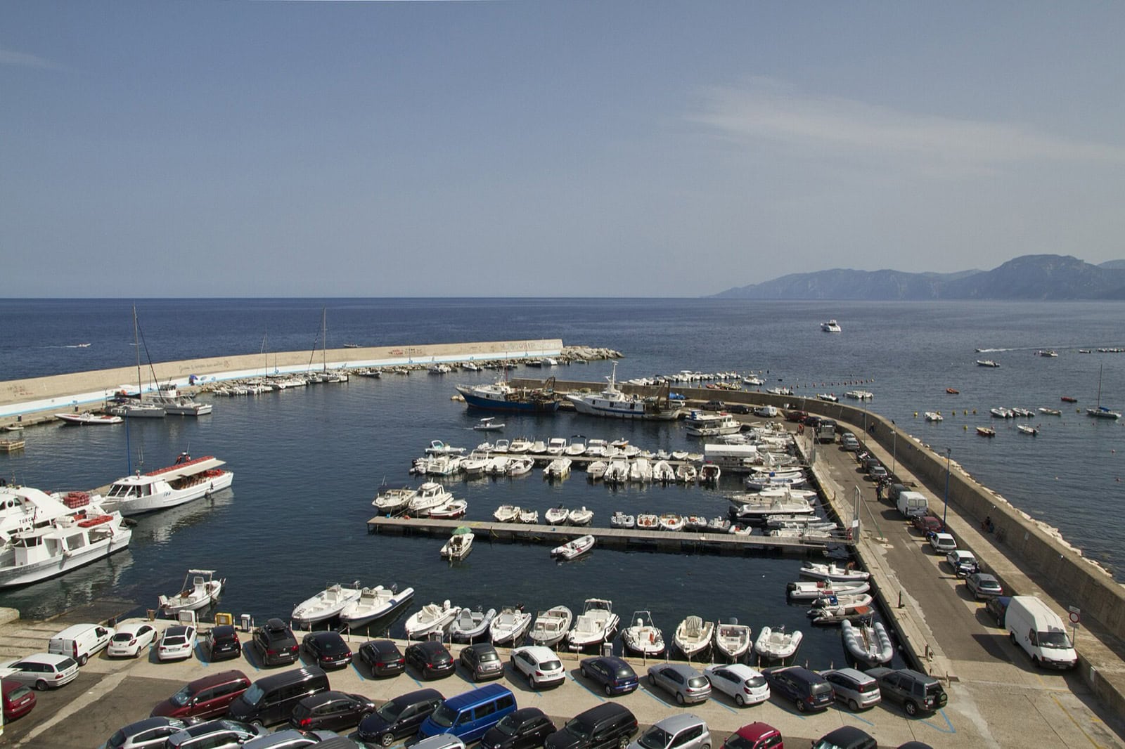 Golfo di Orosei: 10 dintre cele mai frumoase golfulețe din estul Sardiniei 5 Orășelul de litoral Cala Gonone, punctul de plecare al excursiilor cu barca