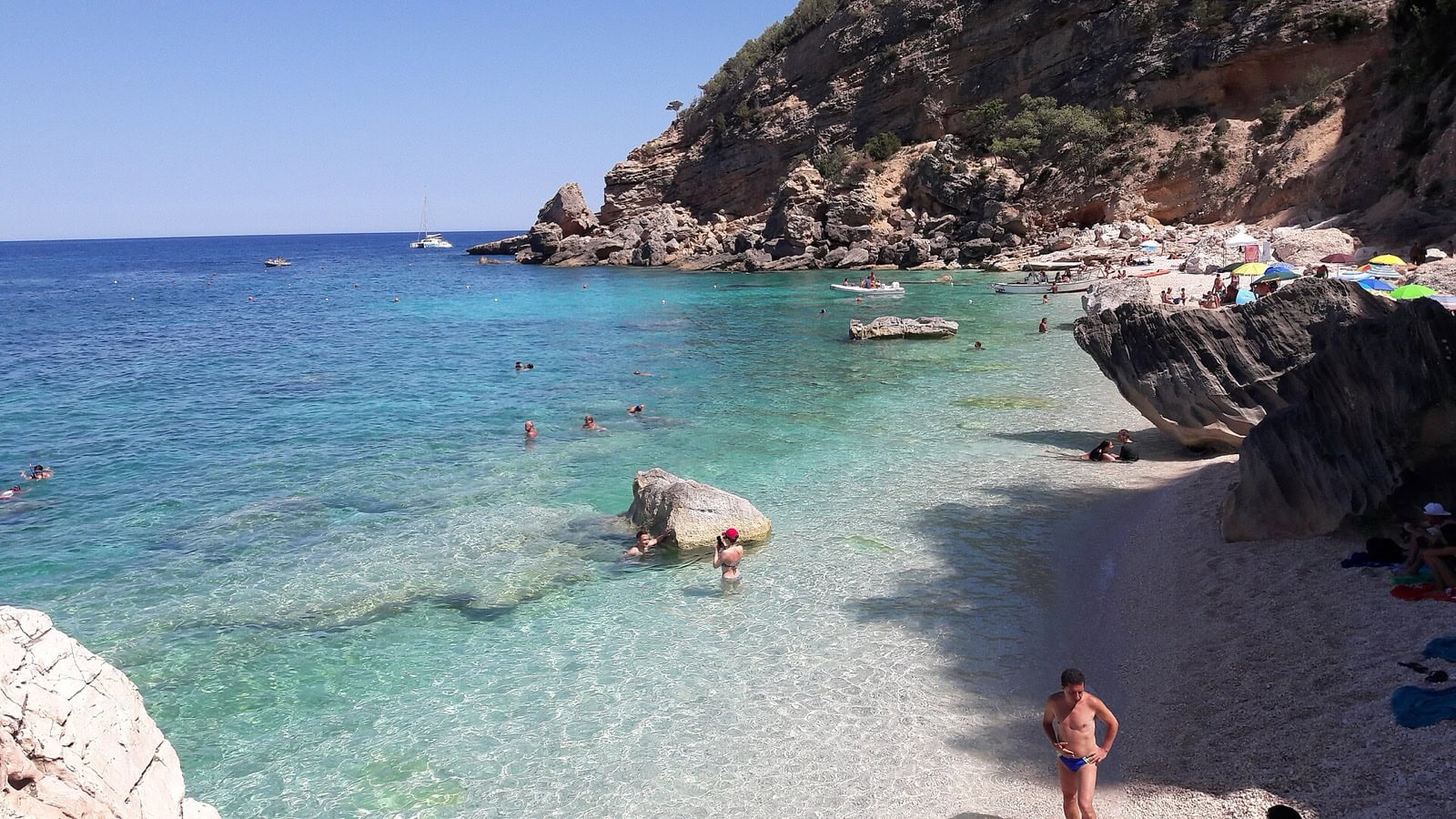 Golfo di Orosei: 10 dintre cele mai frumoase golfulețe din estul Sardiniei 3 Plaja Cala Mariolu cu pietricele roz-albe