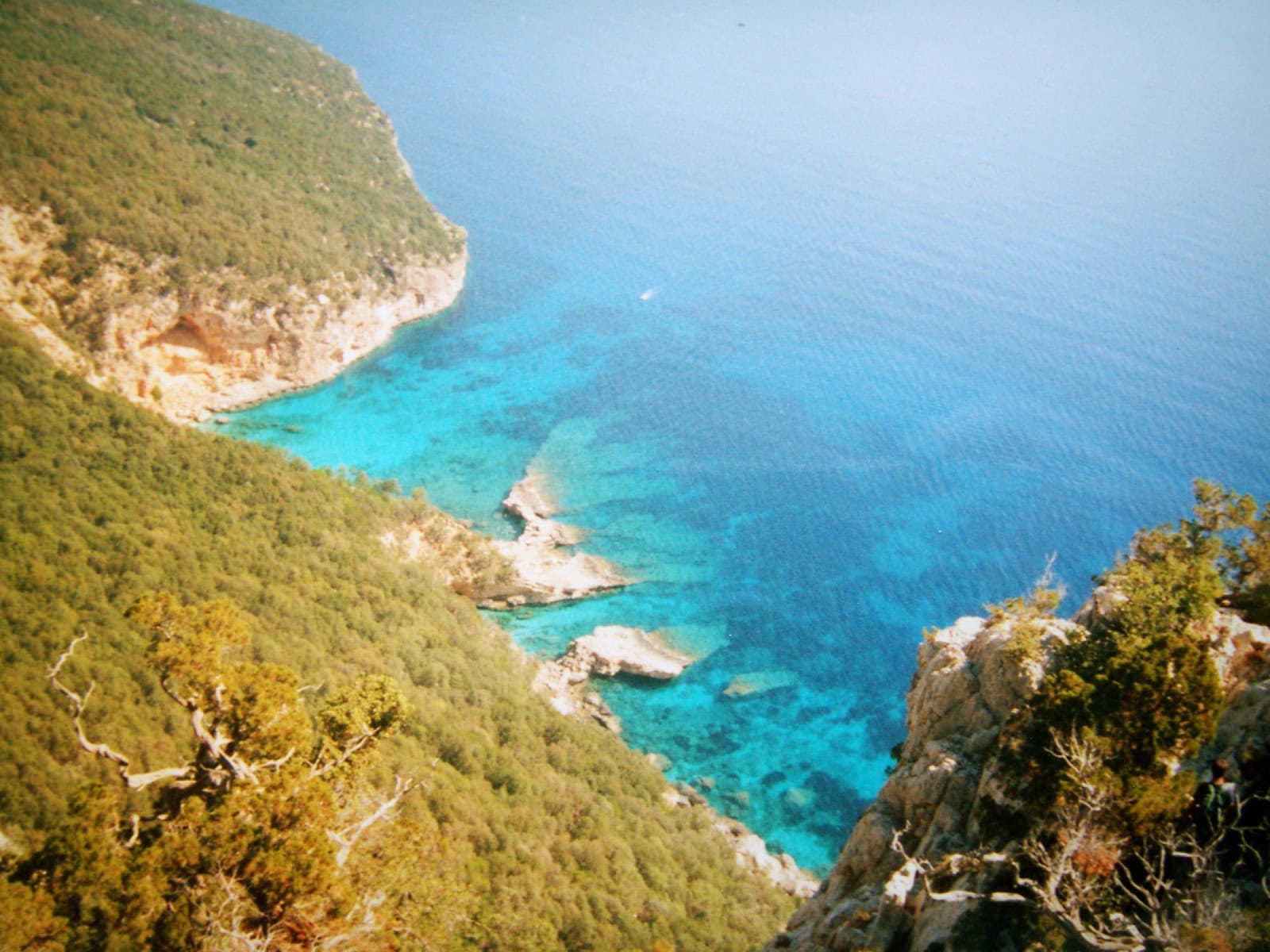 Golfo di Orosei: 10 dintre cele mai frumoase golfulețe din estul Sardiniei 8 Golfulețul Cala Biriola cu marea turcoaz