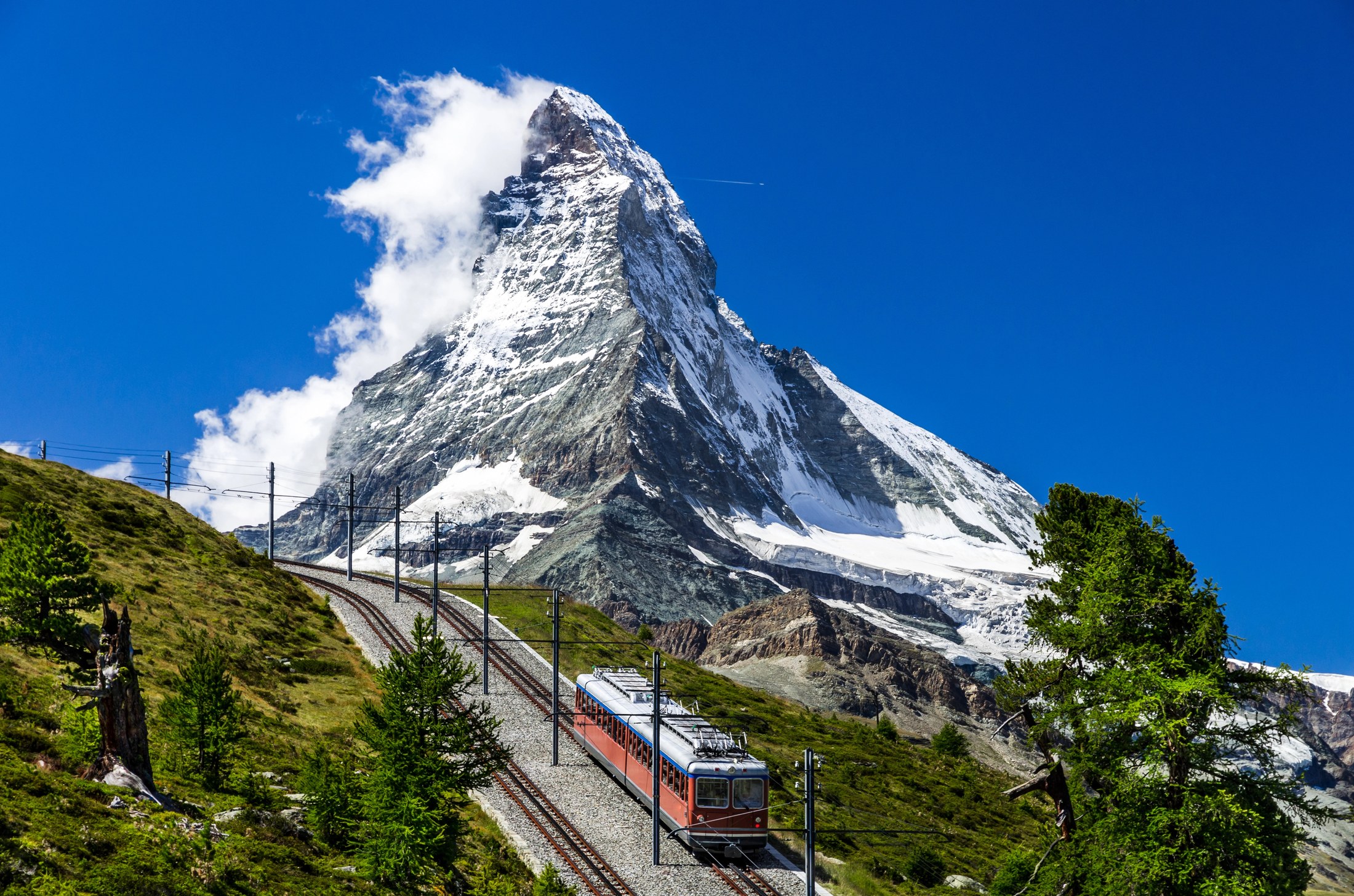 Tåg i Schweiz: Glacier Express, Bernina Express & co + priser 2026 7 Kuggstångsbanan Gornergrat klättrar mot Matterhorns topp