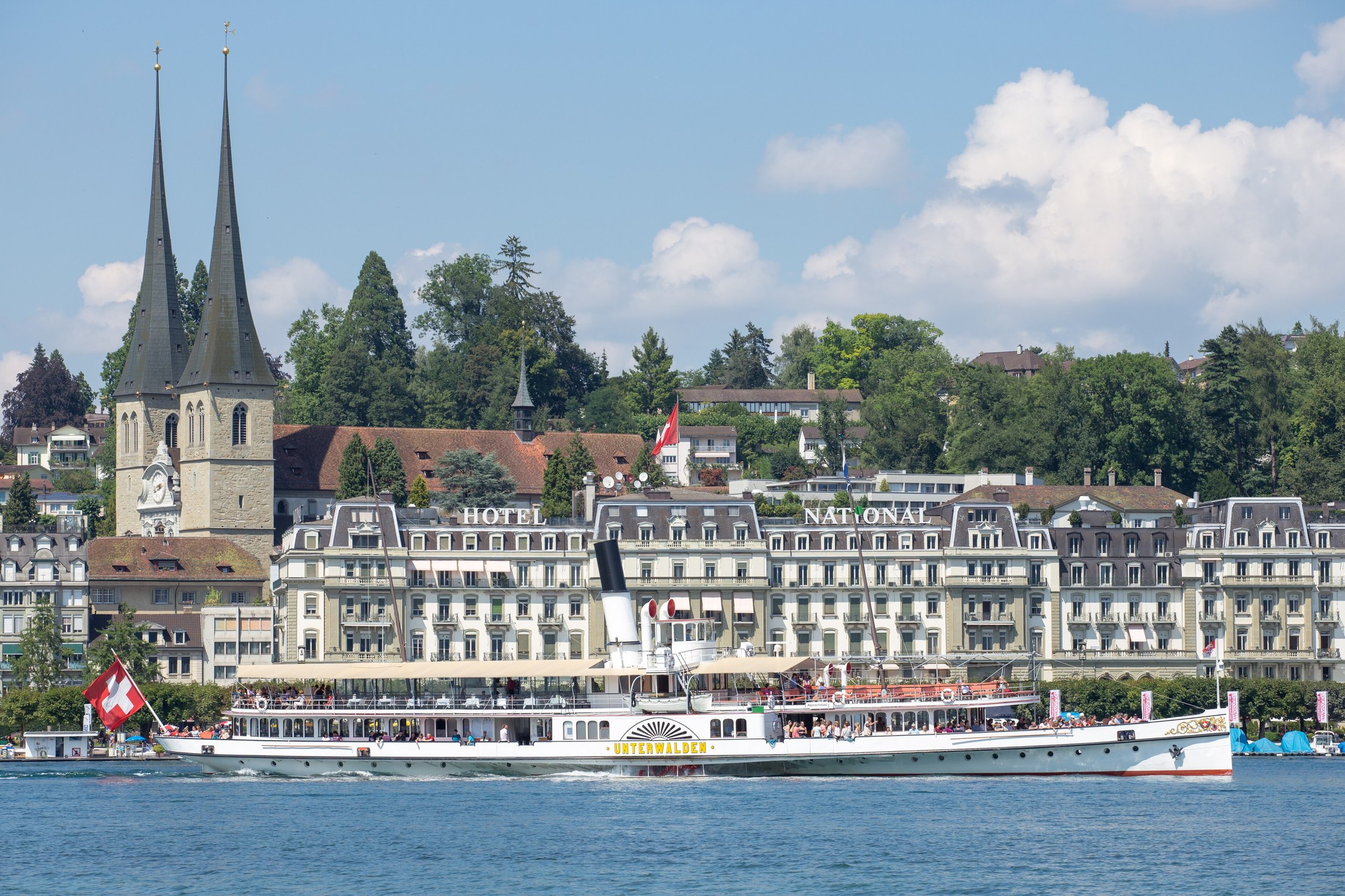 Tåg i Schweiz: Glacier Express, Bernina Express & co + priser 2026 6 Historisk hjulångare på Vierwaldstättersee framför Luzern