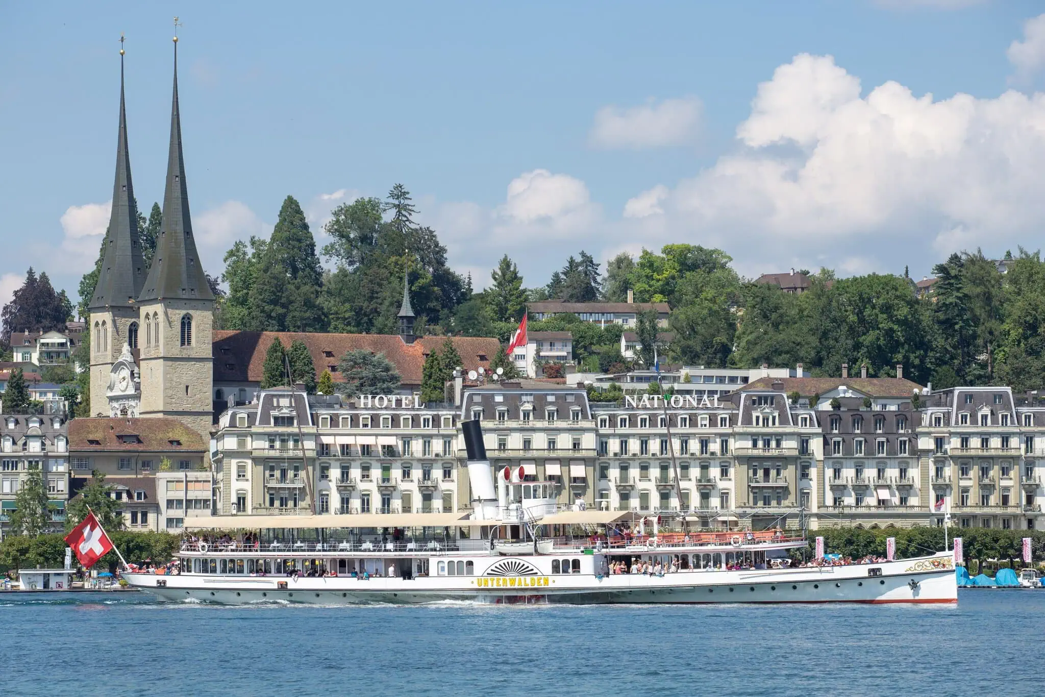 Svájc vonattal: Glacier Express, Bernina Express és társai + árak 2026-ban 6 Történelmi lapátkerekes gőzhajó a Vierwaldstätti-tavon Luzern előtt