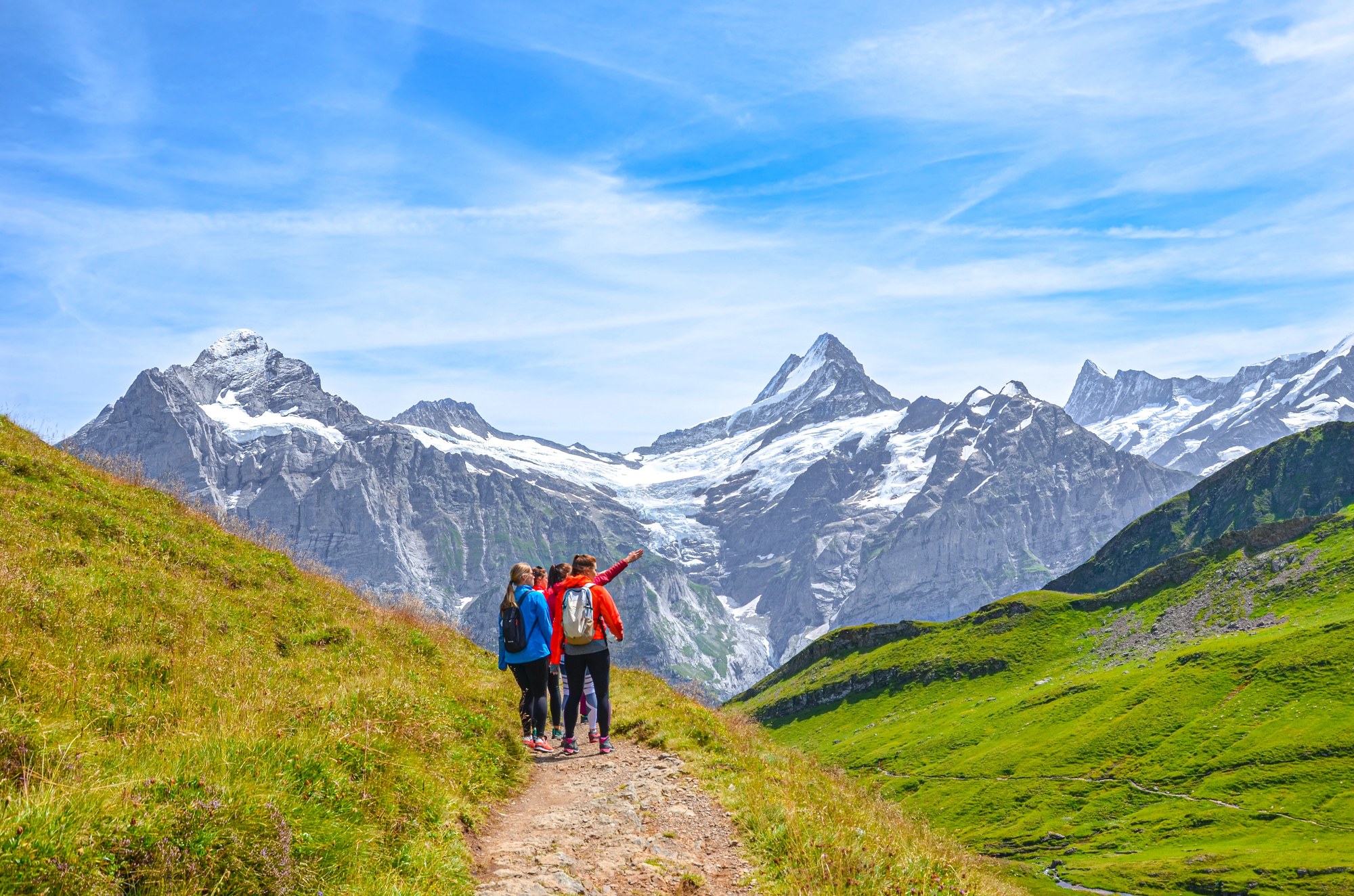 Grindelwald (Suiza): 14 cosas que ver y hacer (First, Bachalpsee y Jungfraujoch) 2026 1 Excursionistas en el sendero de First con el panorama de cumbres sobre Grindelwald