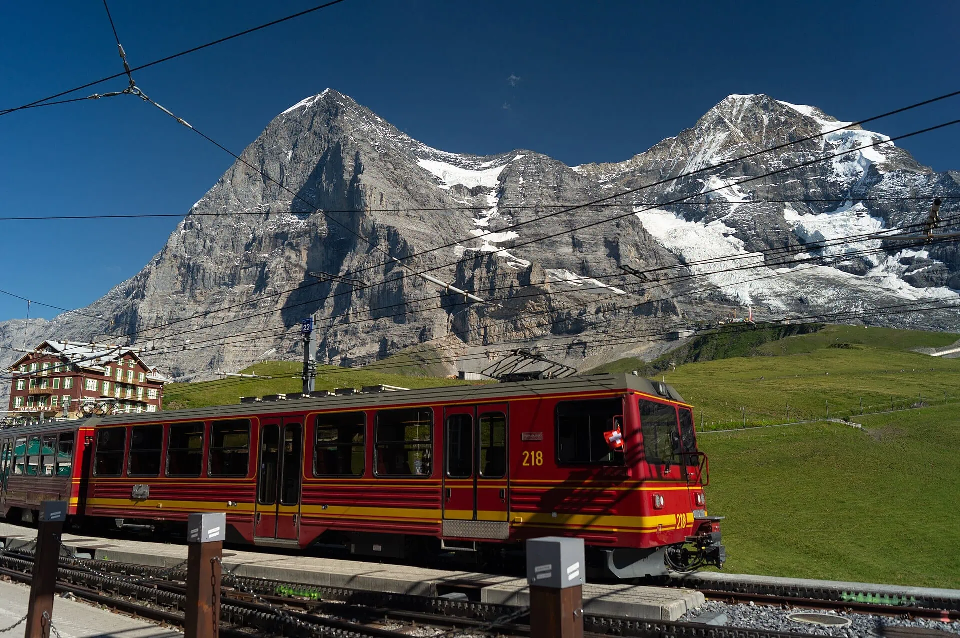 Grindelwald, Svájc: 14 tipp, mit érdemes látni és csinálni (First, Bachalpsee és Jungfraujoch) 2026 16 A Kleine Scheidegg-nyereg az Eiger alatt