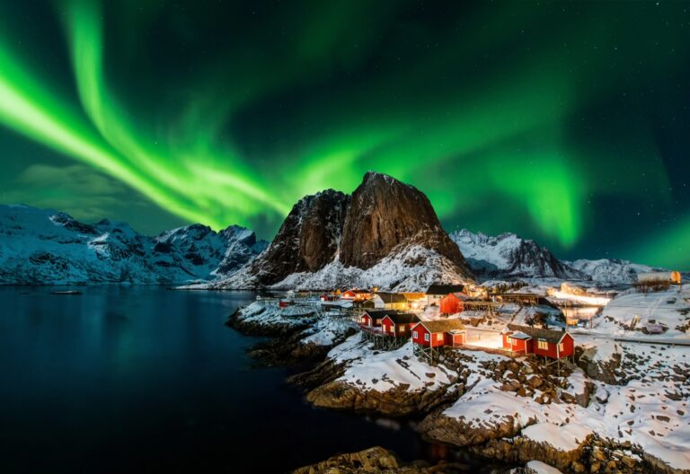 Polární záře nad vesnicí Hamnøy