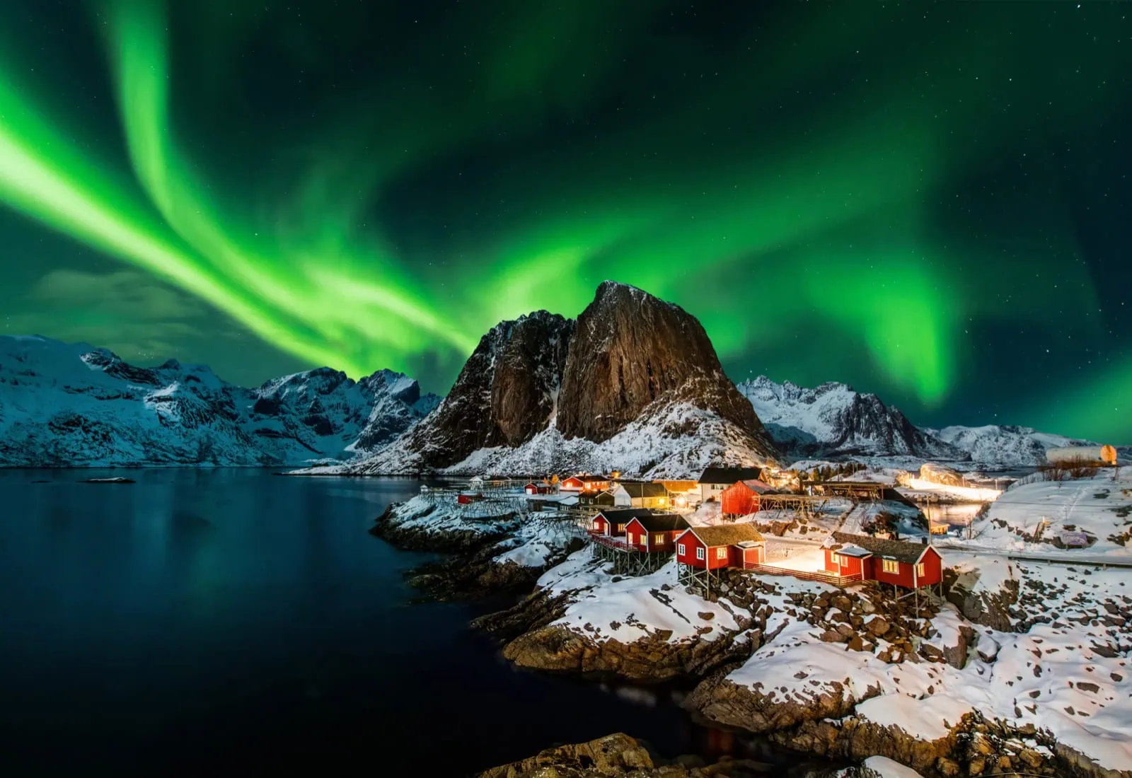Aurora boreale sopra il villaggio di Hamnøy