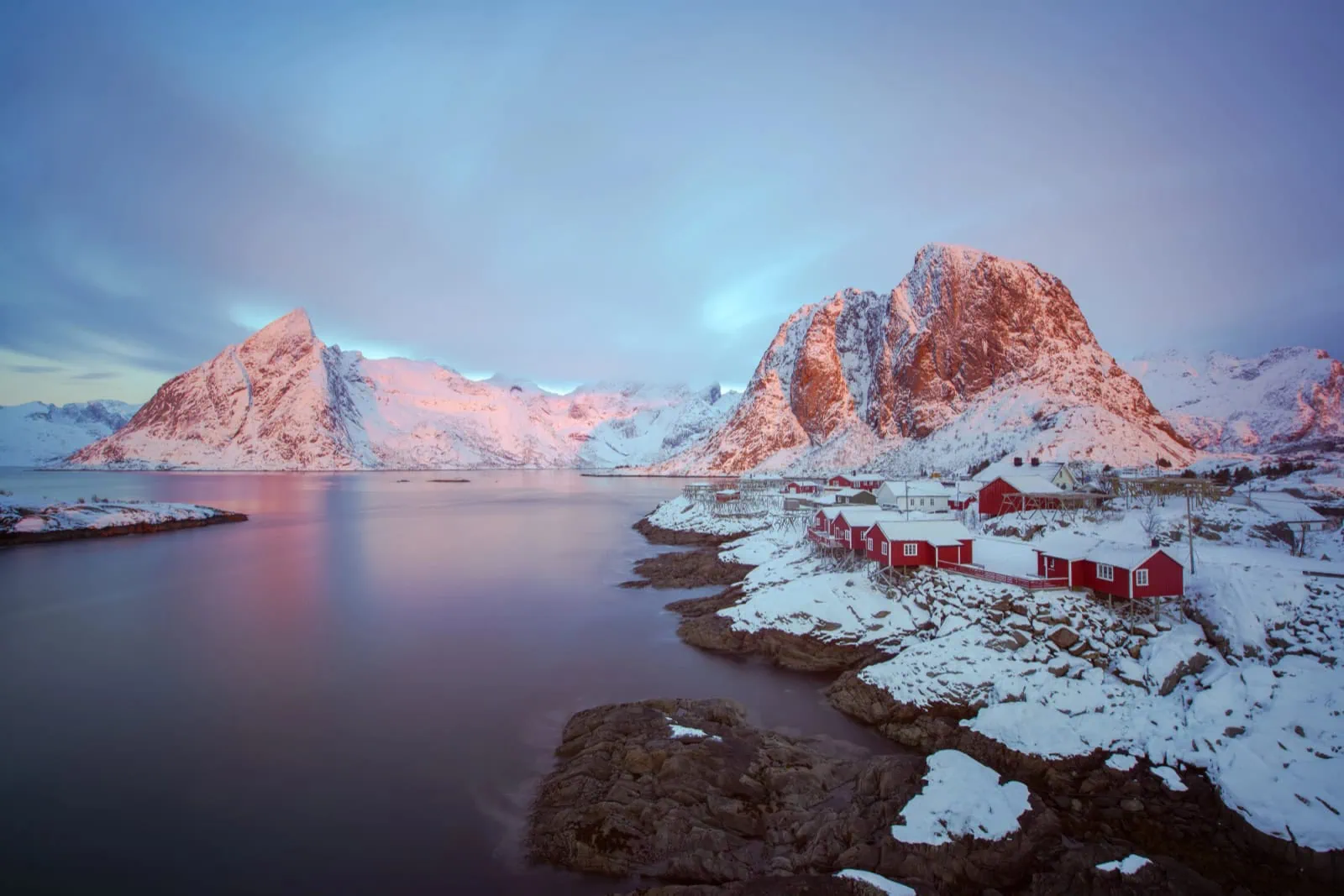 Hamnøy innevata nella luce rosa del mattino