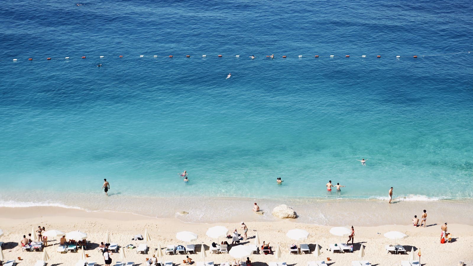 Vacanță în Turcia: unde să mergi, ce să vezi și când în 2026 2 Plajă de pe riviera turcească cu șezlonguri