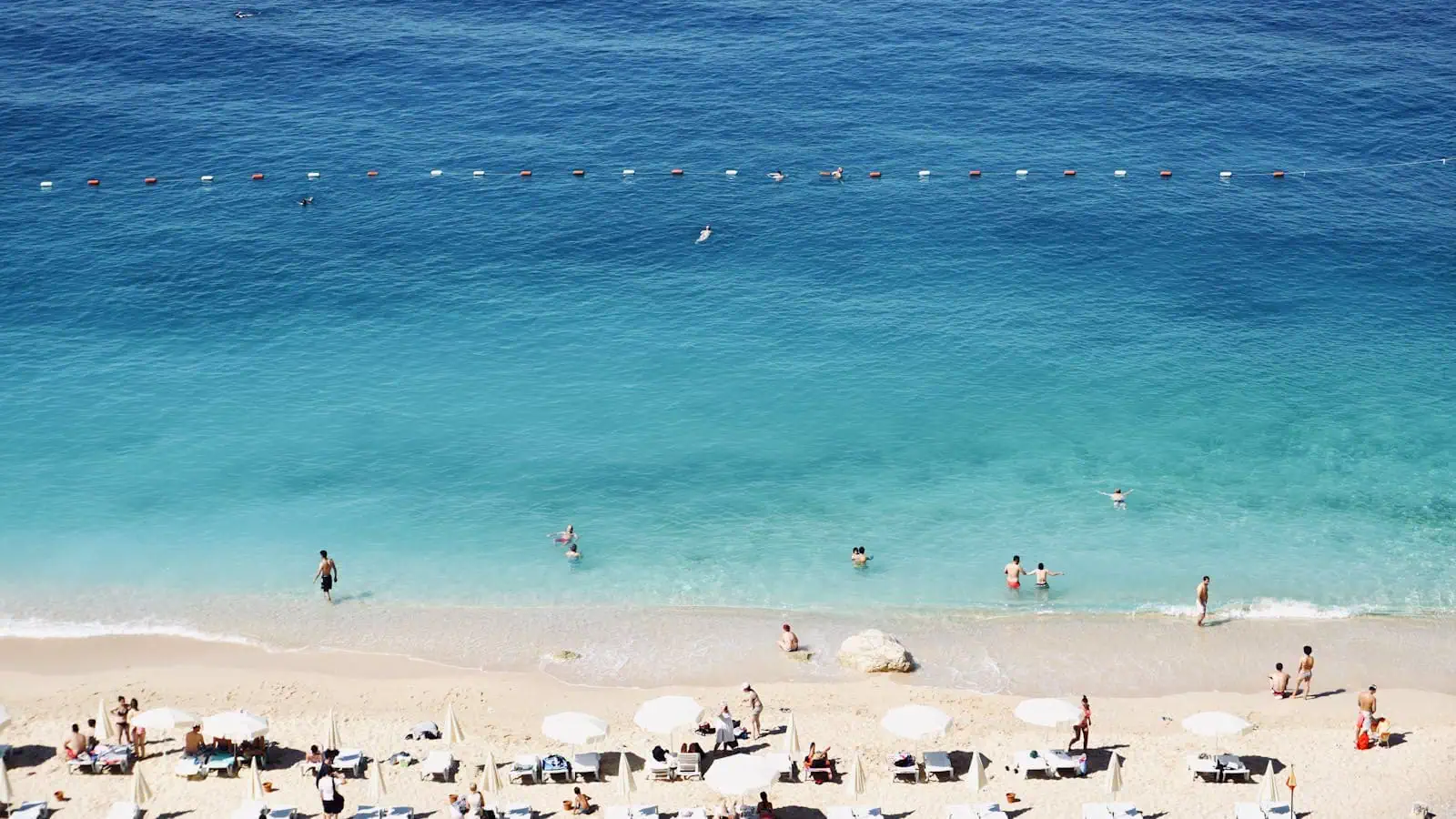 Urlaub in der Türkei: Wohin, was sehen und wann 2026 2 Strand der türkischen Riviera mit Liegen
