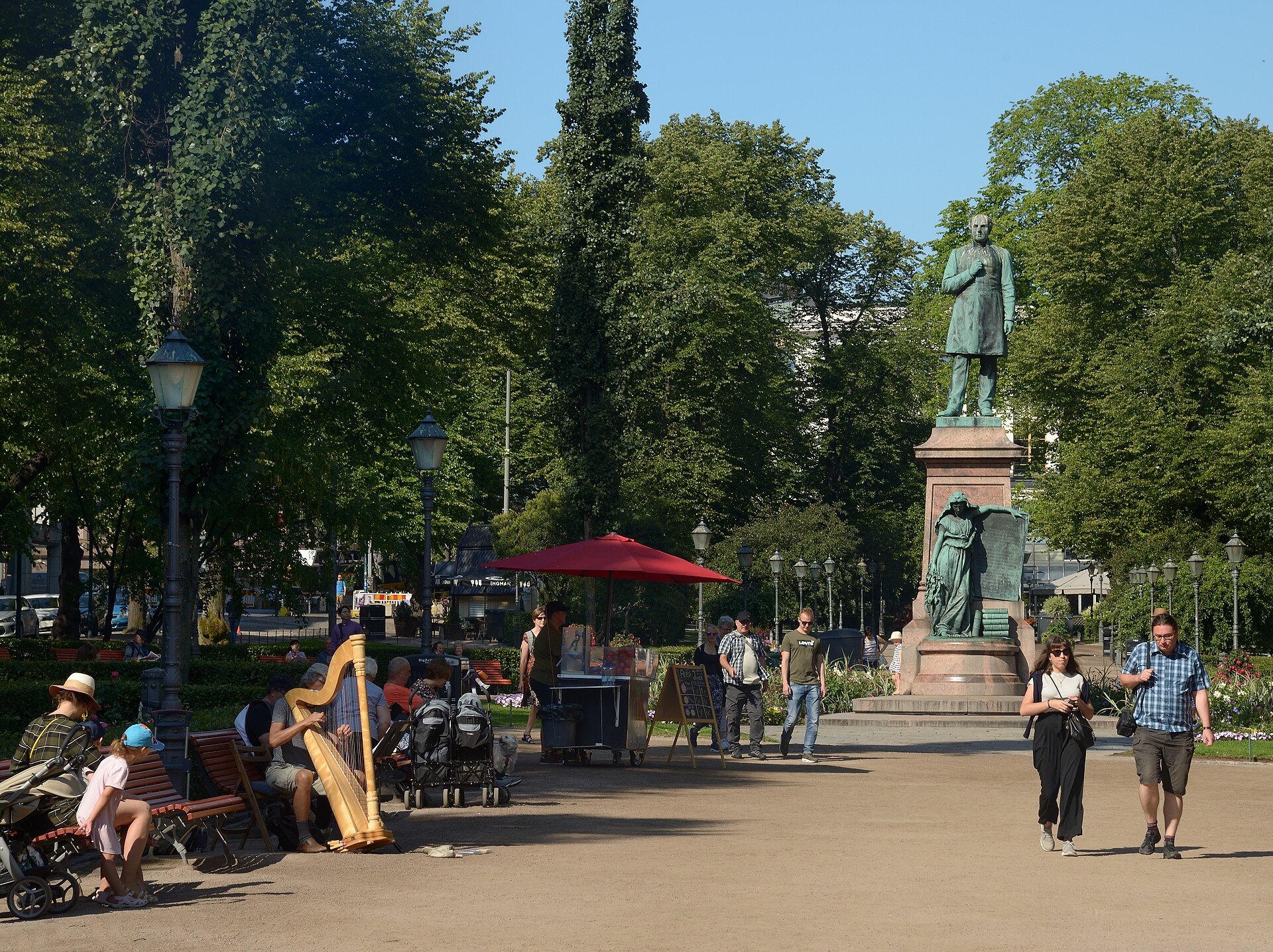 Helsinki: 15 tipů, co vidět a dělat ve finské metropoli 10 Bulvár Esplanadi v centru Helsinek