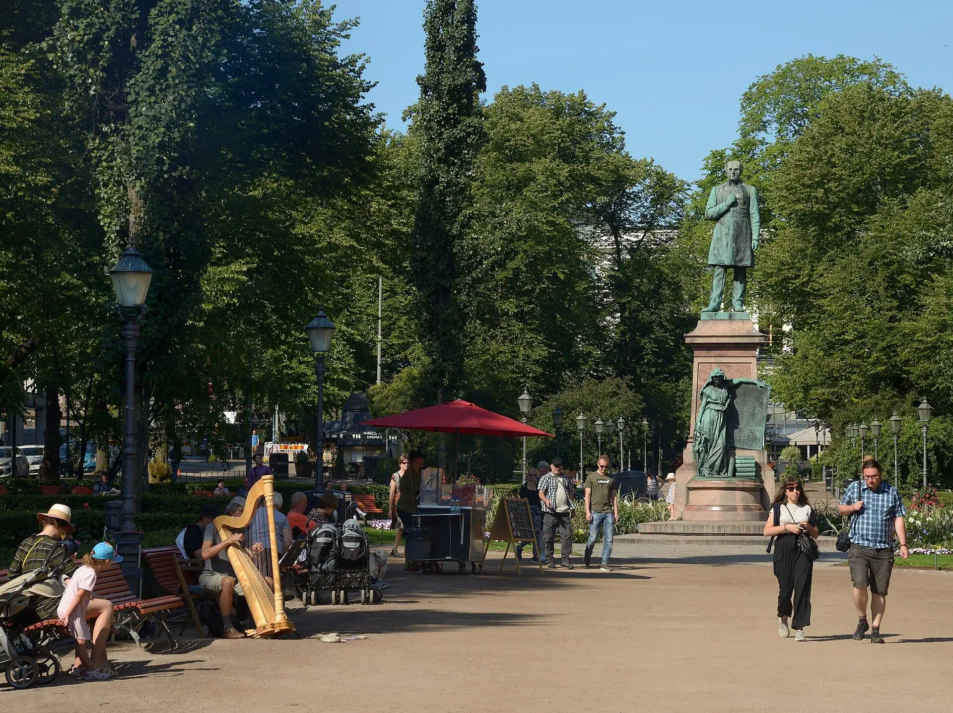 Helsinki (Finnország): 15 tipp, mit érdemes látni és csinálni a finn fővárosban 10 Az Esplanadi sétány Helsinki belvárosában