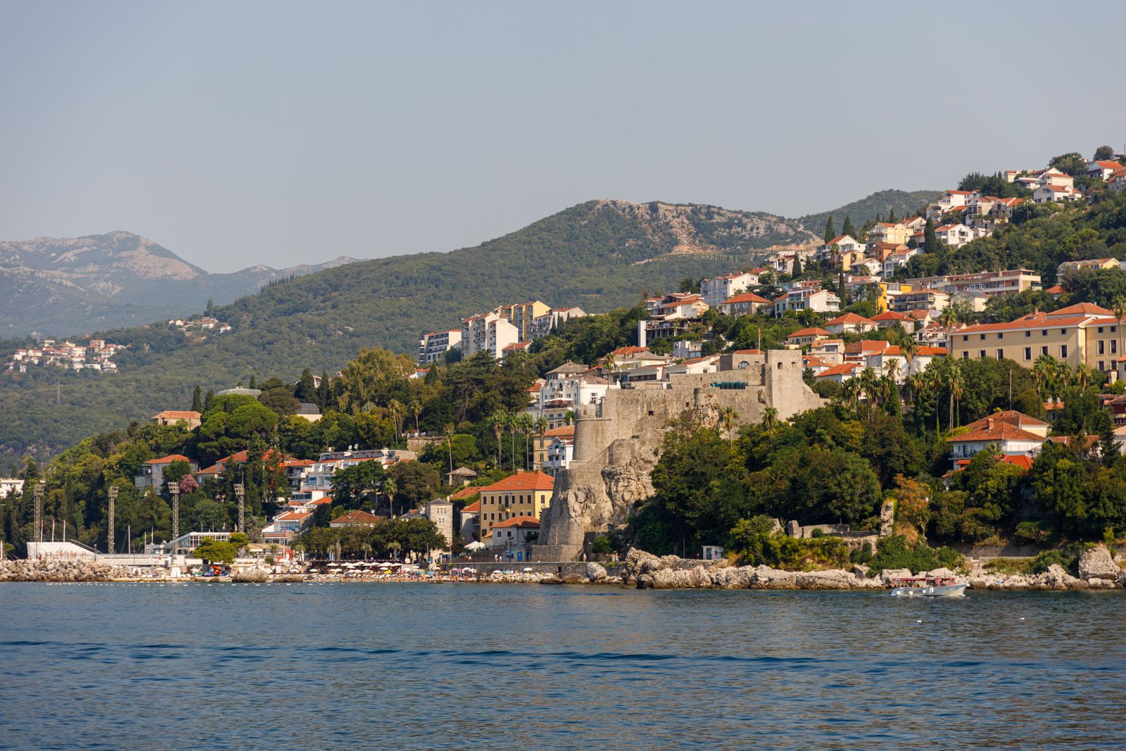 Herceg Novi, Černá Hora: 11 tipů na město schodů a bránu Boky 14 Mimóza a únorový festival
