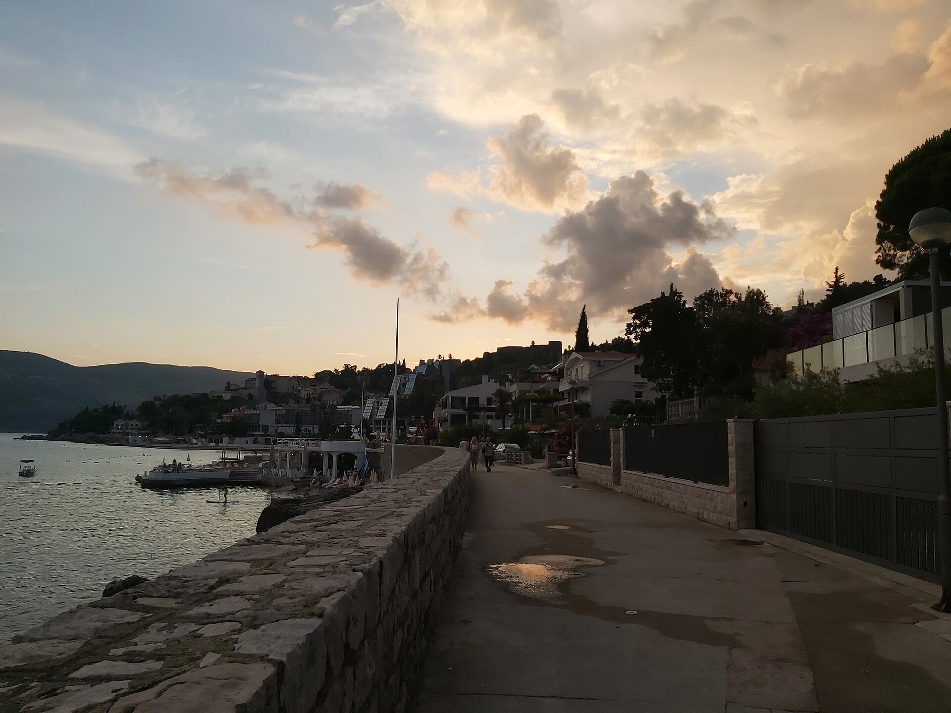 Herceg Novi, Černá Hora: 11 tipů na město schodů a bránu Boky 10 Promenáda Pet Danica