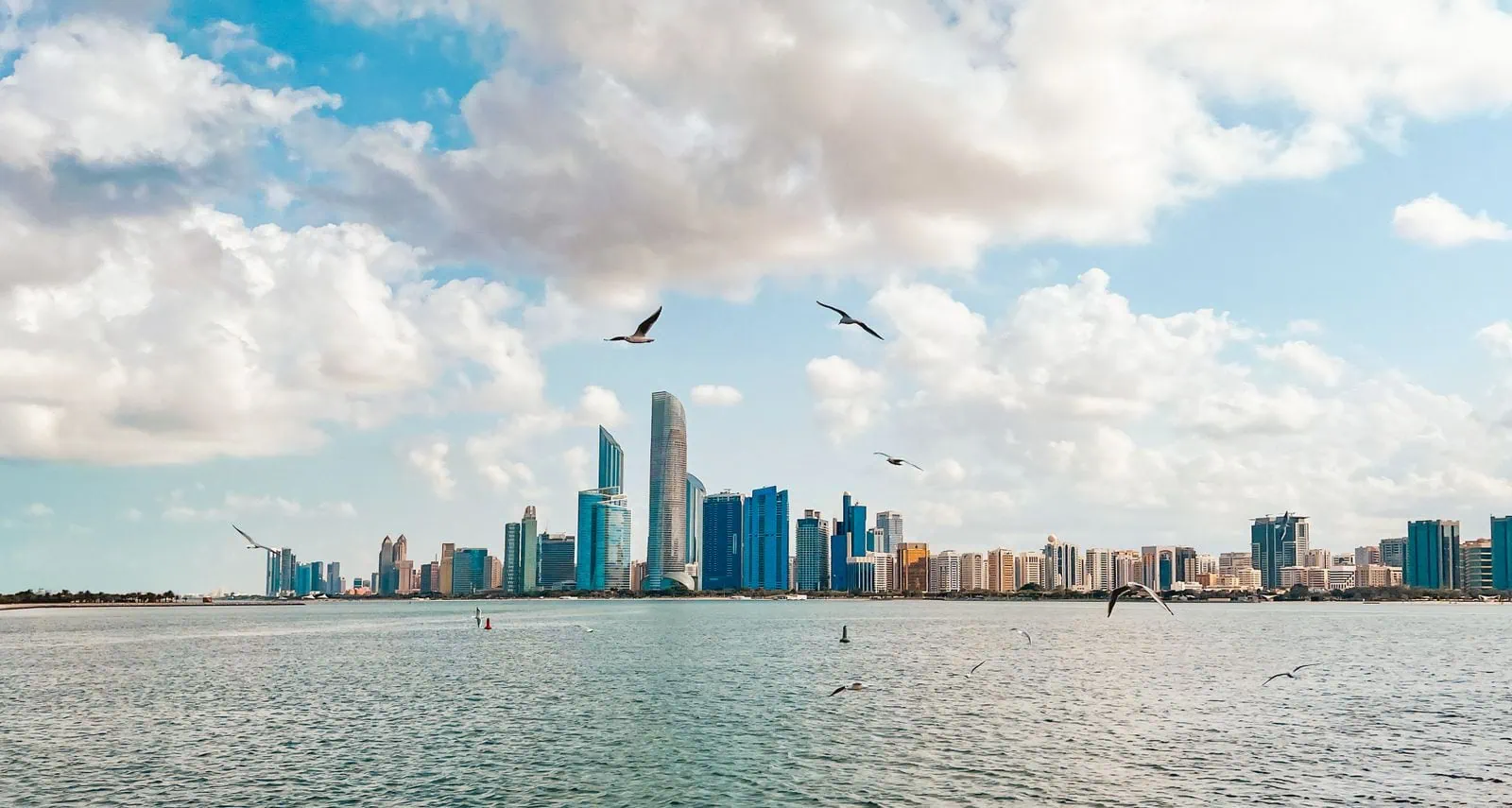 Dovolená v Abu Dhabi: 21 tipů co vidět a kdy jet 1 Panorama Abu Dhabi od Corniche