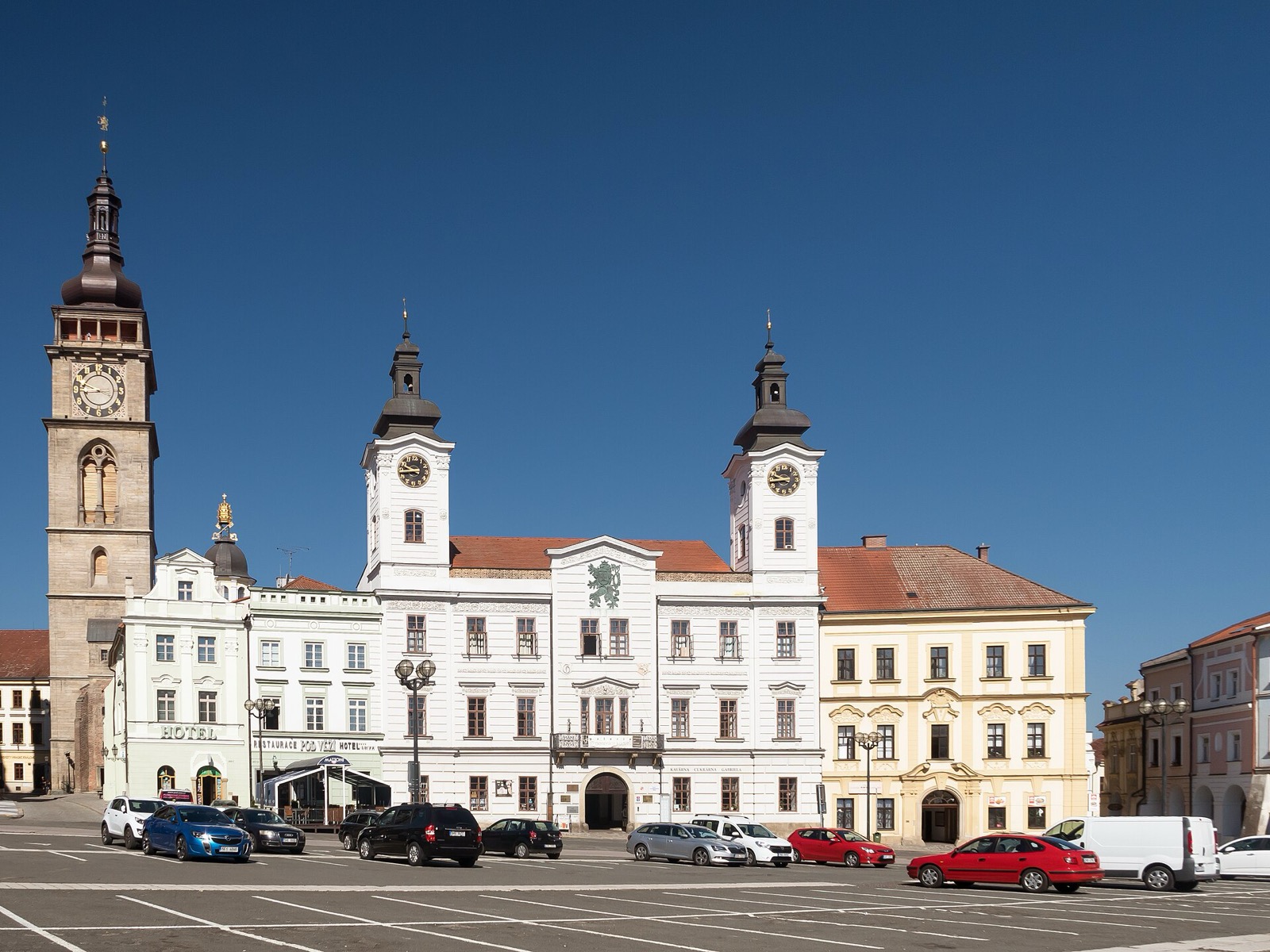 Velké náměstí s Bílou věží a starou radnicí v Hradci Králové