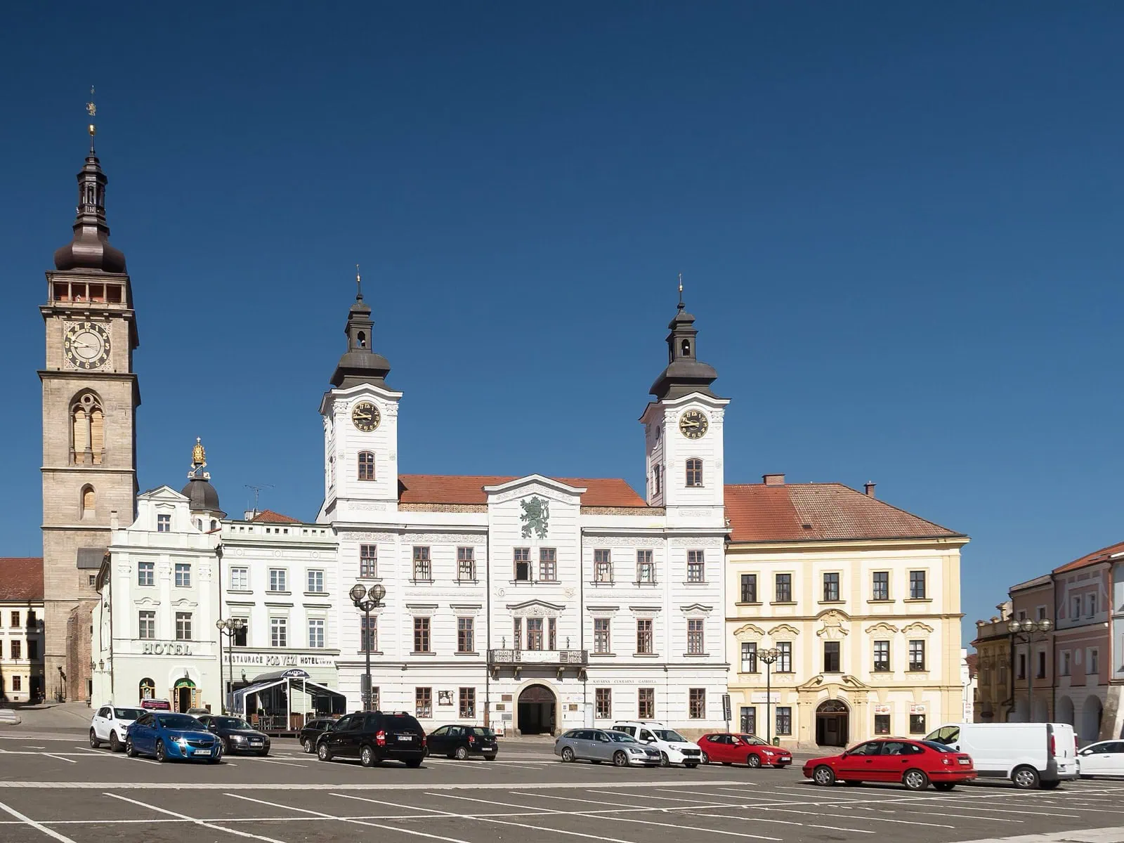 Co vidět v Hradci Králové: 15 tipů, co vidět a dělat 1 Velké náměstí s Bílou věží a starou radnicí v Hradci Králové