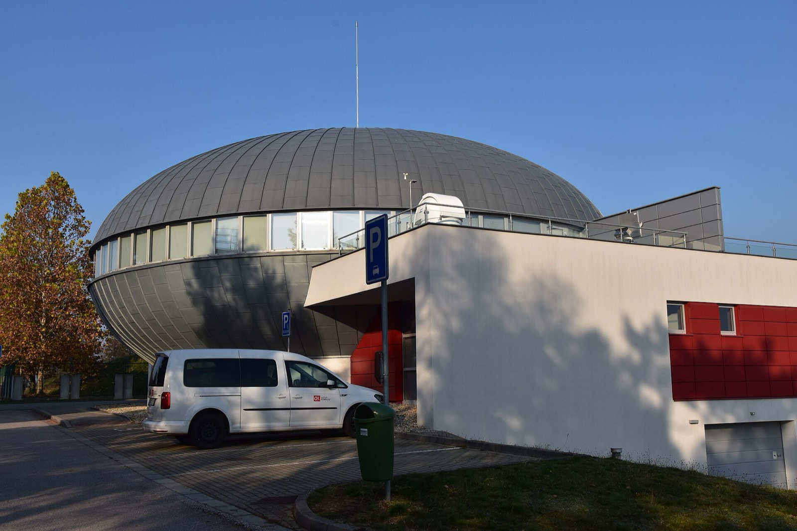 Co vidět v Hradci Králové: 15 tipů, co vidět a dělat 13 Moderní budova hvězdárny a digitálního planetária v Hradci Králové