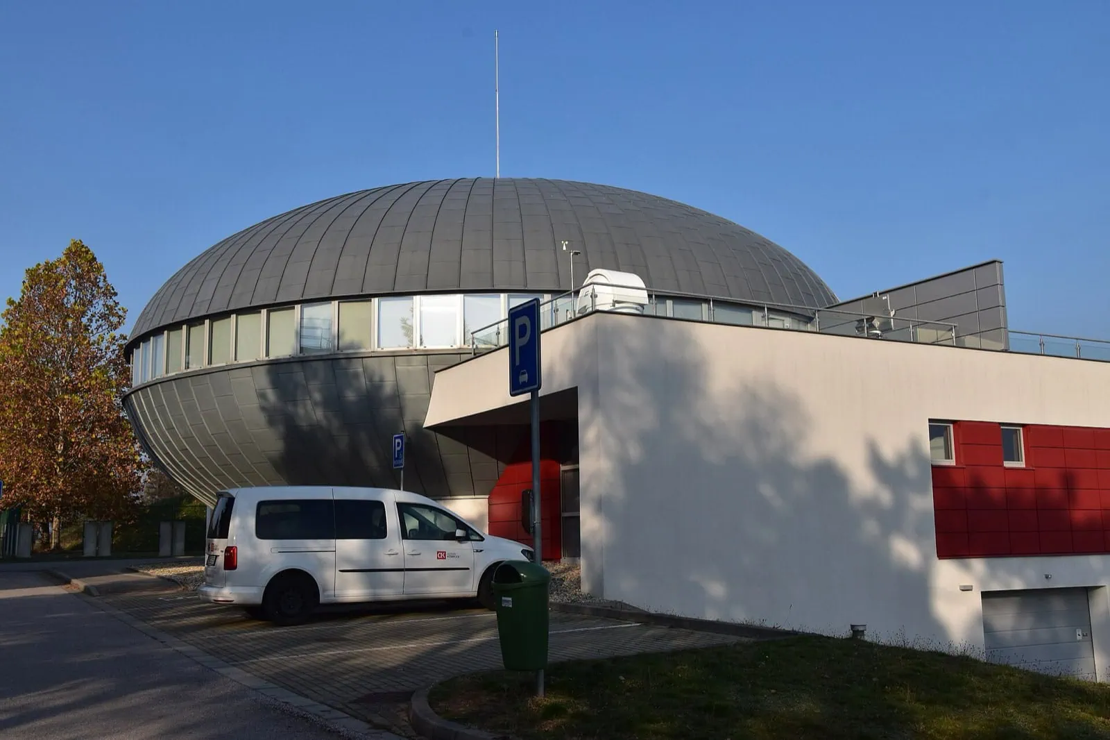 Co vidět v Hradci Králové: 15 tipů, co vidět a dělat 14 Moderní budova hvězdárny a digitálního planetária v Hradci Králové