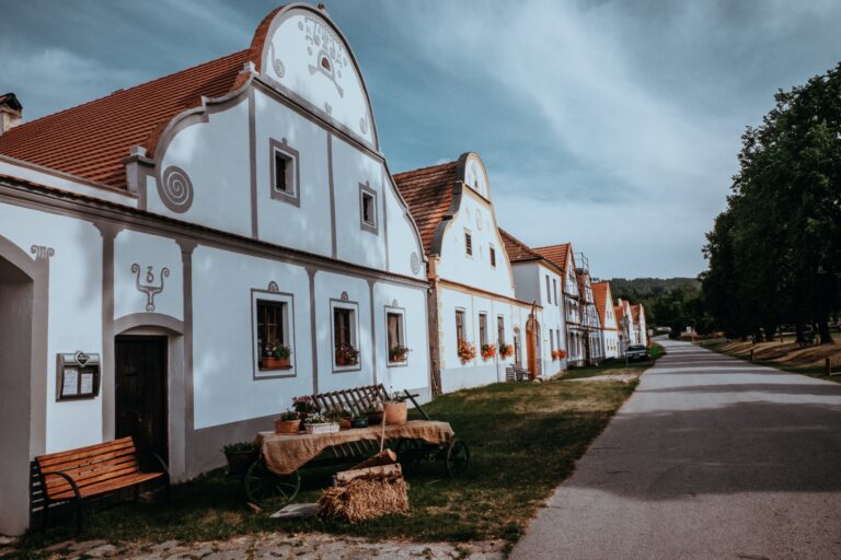 Tschechien: Ausflugstipps & Highlights 2026 4 Holašovice in Tschechien: 7 Tipps für das UNESCO-Dorf im Bauernbarock 2026