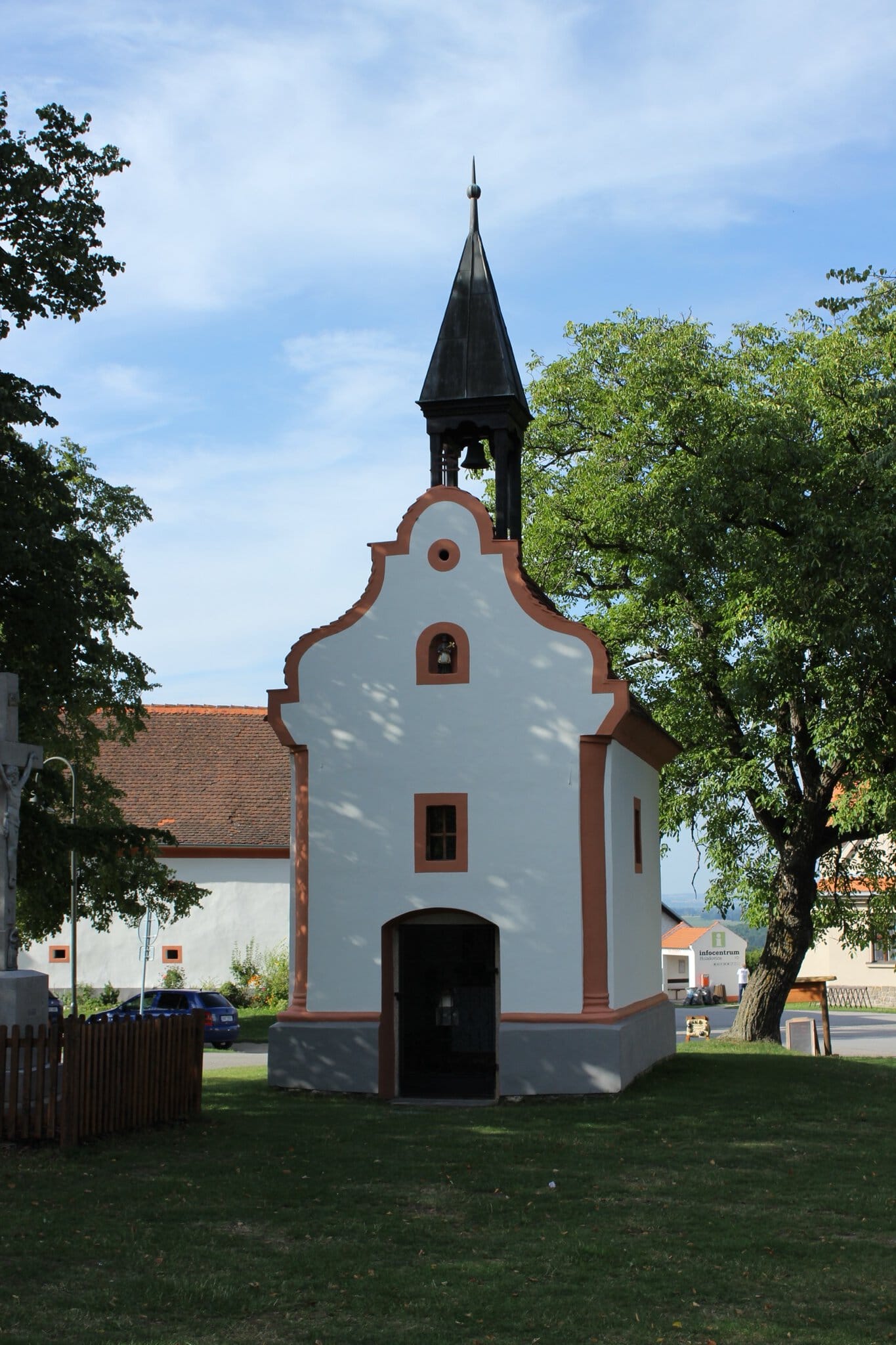 Holašovice: 7 lucruri de văzut în satul UNESCO al barocului rural în 2026 7 Capela Sfântului Ioan Nepomuk din piața satului Holašovice