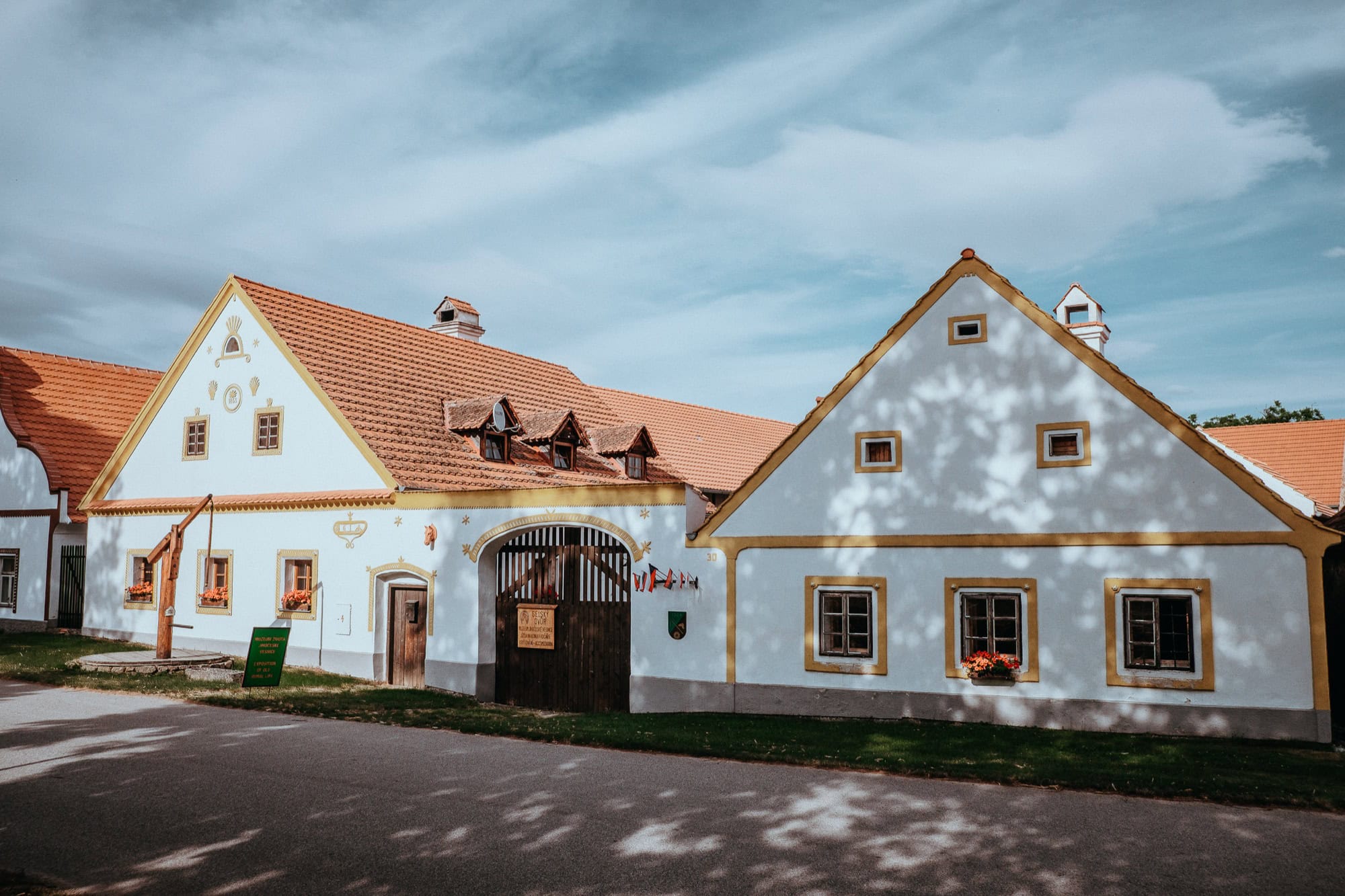 Holašovice: 7 lucruri de văzut în satul UNESCO al barocului rural în 2026 3 Fronton alb împodobit al barocului rural pe o gospodărie din Holašovice