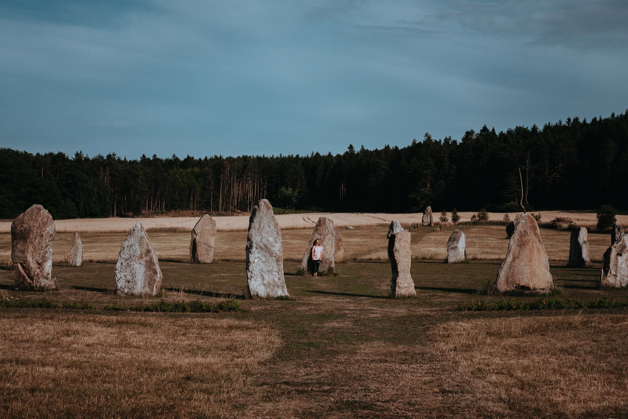 Holašovice: 7 lucruri de văzut în satul UNESCO al barocului rural în 2026 8 Stonehenge-ul din Holašovice, un cerc de piatră modern aflat la marginea satului