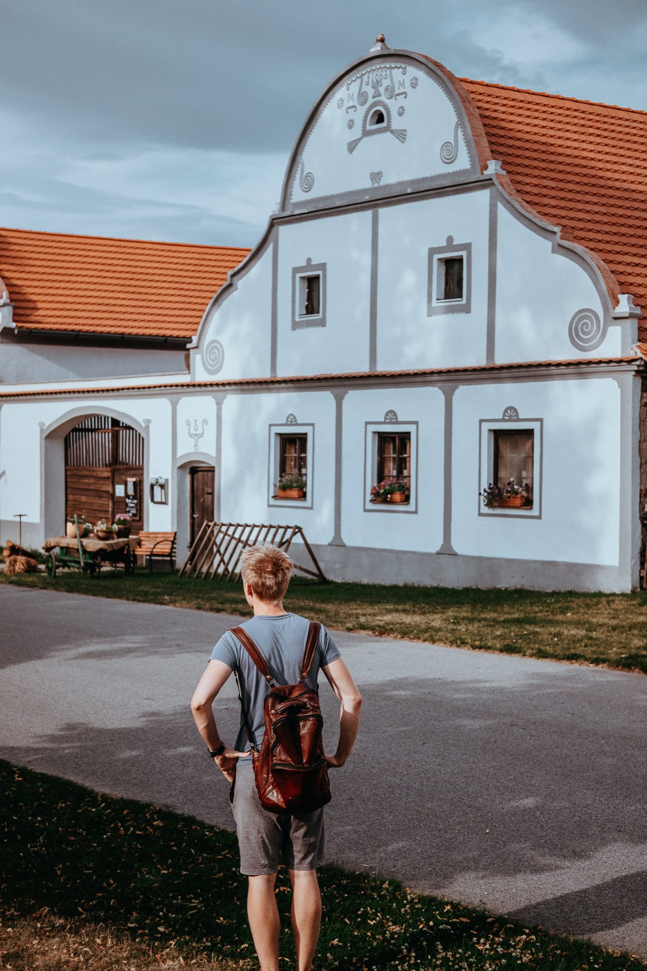 Holašovice: 7 lucruri de văzut în satul UNESCO al barocului rural în 2026 4 Gospodărie țărănească din Holašovice cu poartă boltită și fronton împodobit
