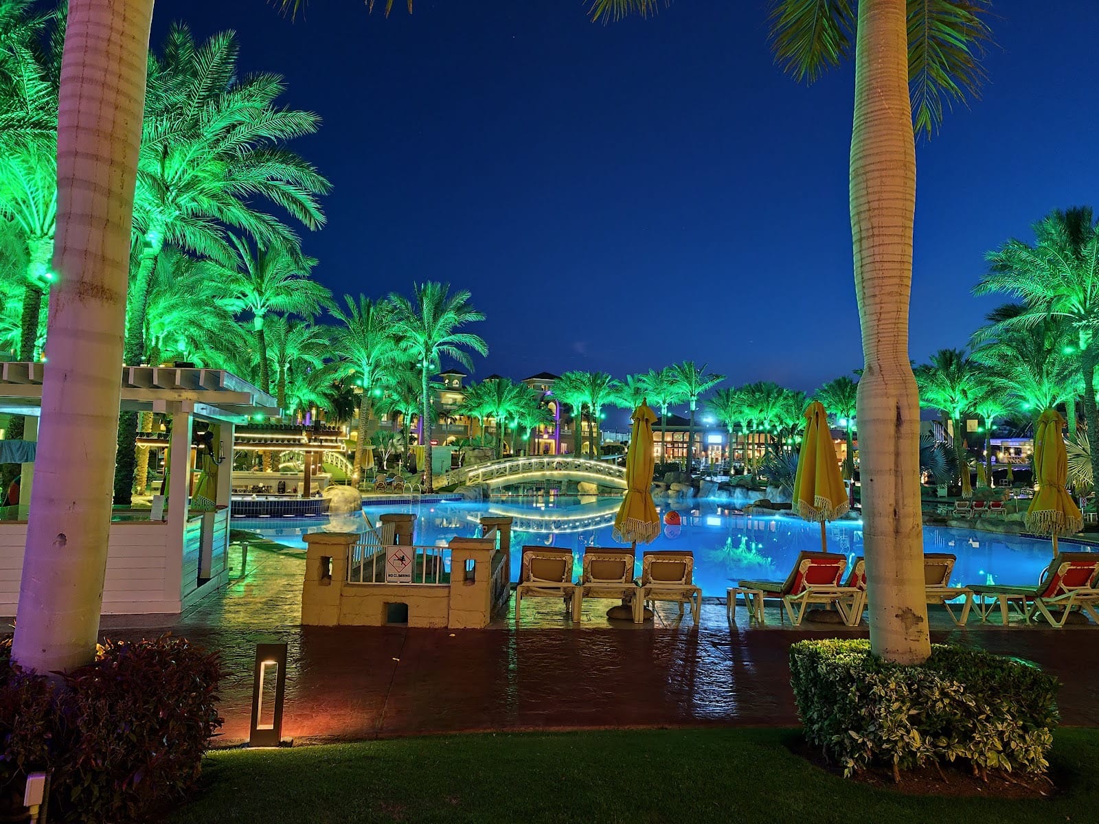 Cele mai bune hoteluri din Egipt cu aquapark: 8 idei pentru familii cu copii 7 Bazinul seara la Rixos Premium Seagate din Sharm