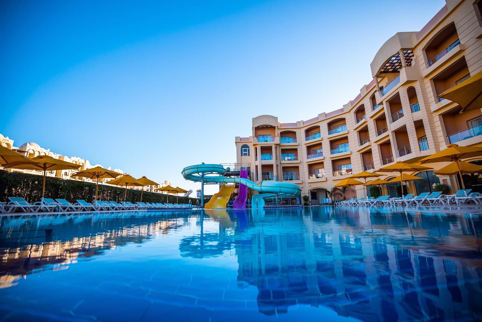 Najlepsze hotele w Hurghadzie: 8 propozycji na snorkeling, dla rodzin i luksus 2 Basen hotelu Tropitel Sahl Hasheesh