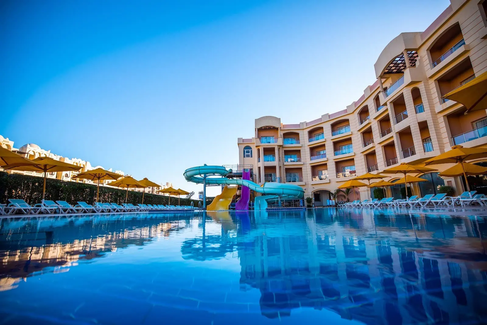 Nejlepší hotely v Hurghadě: 8 tipů na šnorchlování, rodiny i luxus 2 Bazén hotelu Tropitel Sahl Hasheesh