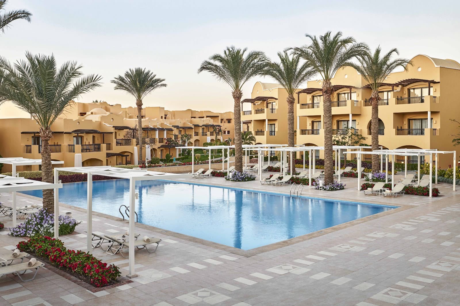 Najlepsze hotele w Marsa Alam: 8 propozycji według typu wakacji 6 Basen hotelu Jaz Solaya w Coraya Bay