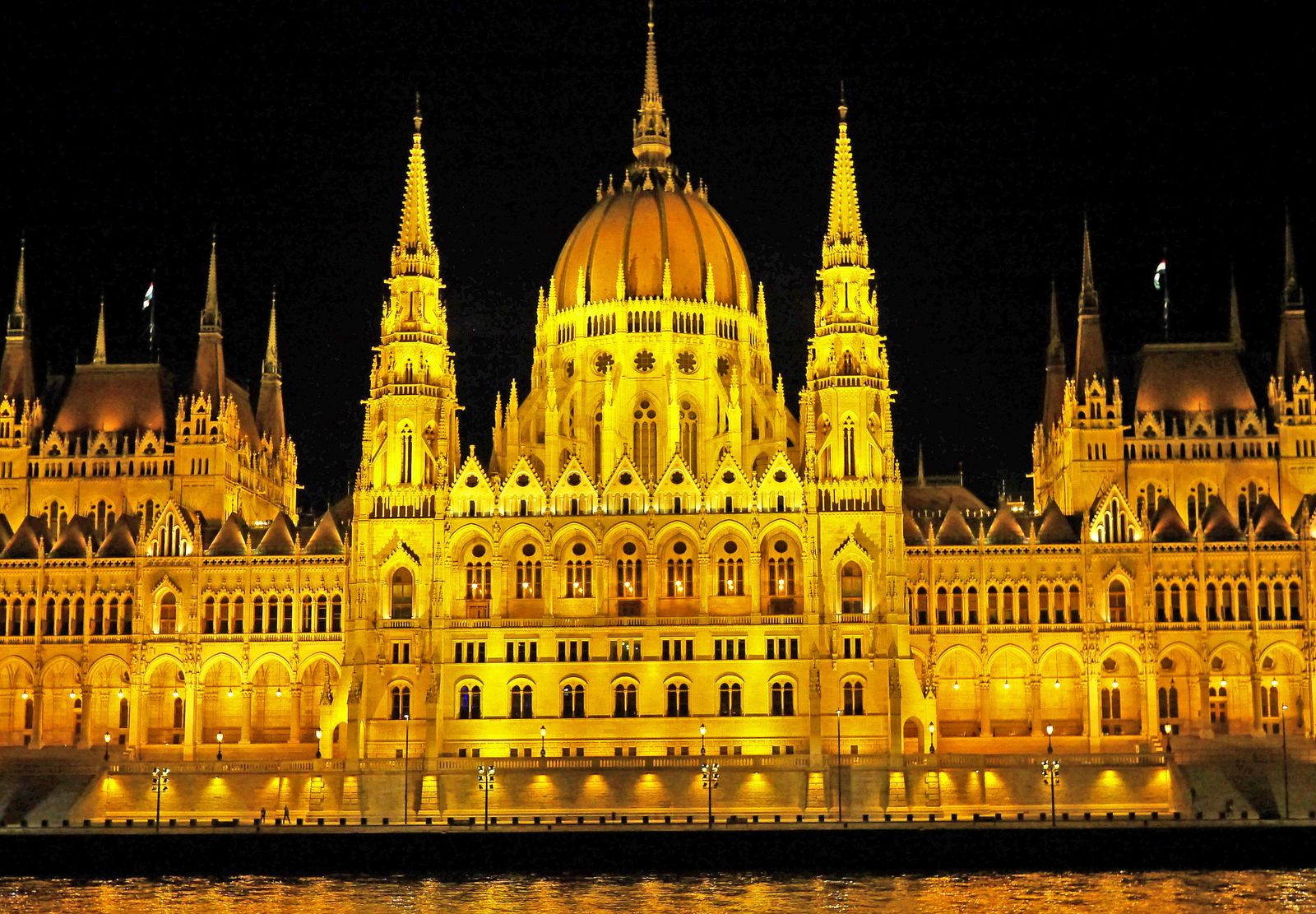 Parlament z hladiny Dunaje