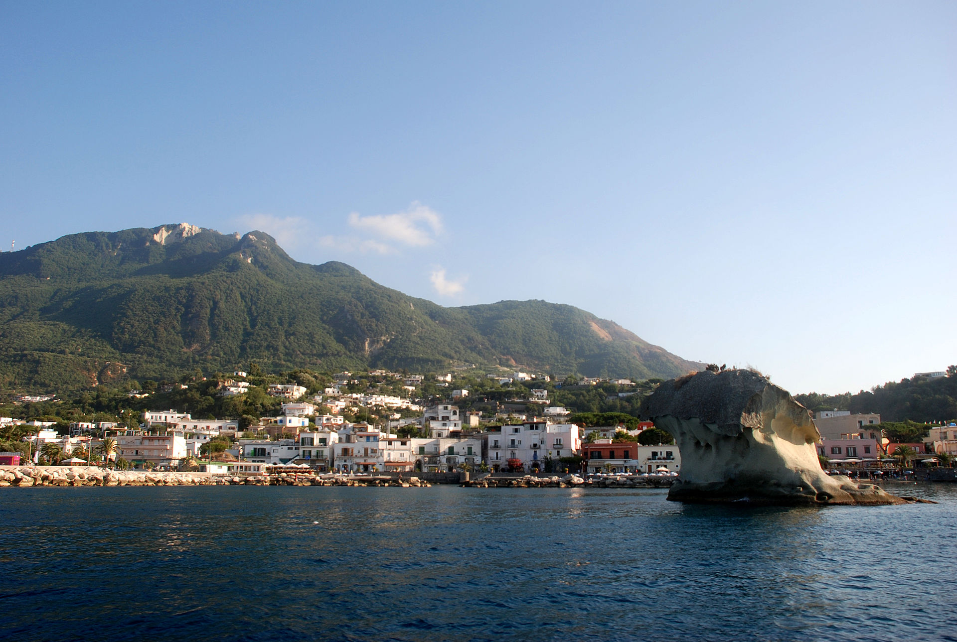 Ischia a Procida: ostrovy v Neapolském zálivu — 8 tipů, co vidět a dělat 3 Lacco Ameno na Ischii s charakteristickou skálou Il Fungo