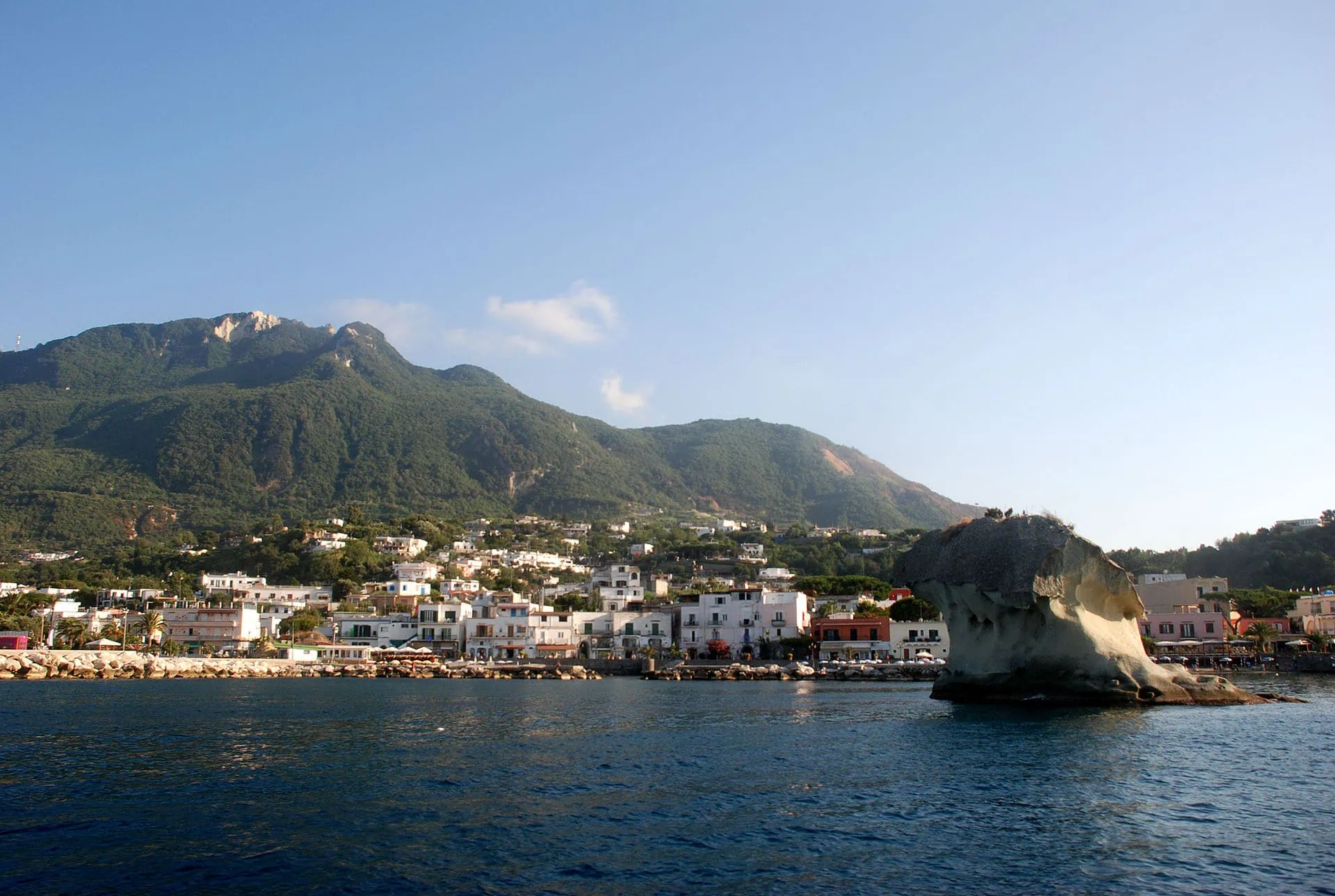 Ischia és Procida: a Nápolyi-öböl szigetei – 8 tipp, mit érdemes látni és csinálni 3 Lacco Ameno Ischián, a jellegzetes Il Fungo sziklával