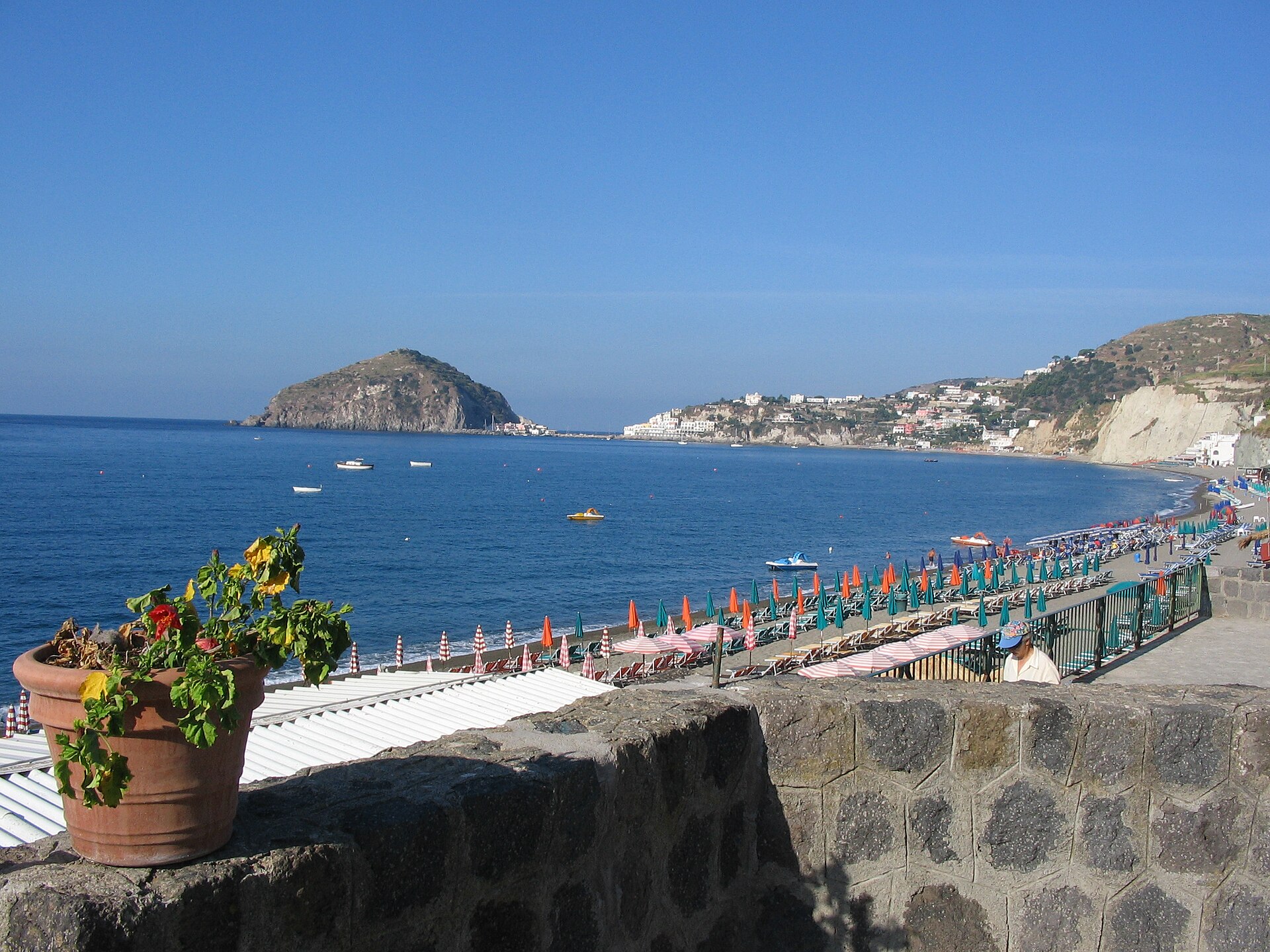Ischia a Procida: ostrovy v Neapolském zálivu — 8 tipů, co vidět a dělat 2 Pláž Maronti na jihu Ischie s ostrůvkem Sant’Angelo v dálce