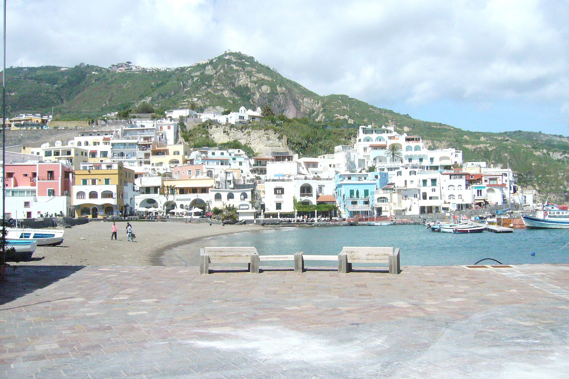Ischia a Procida: ostrovy v Neapolském zálivu — 8 tipů, co vidět a dělat 4 Pastelové domky rybářské vesničky Sant’Angelo na jihu Ischie