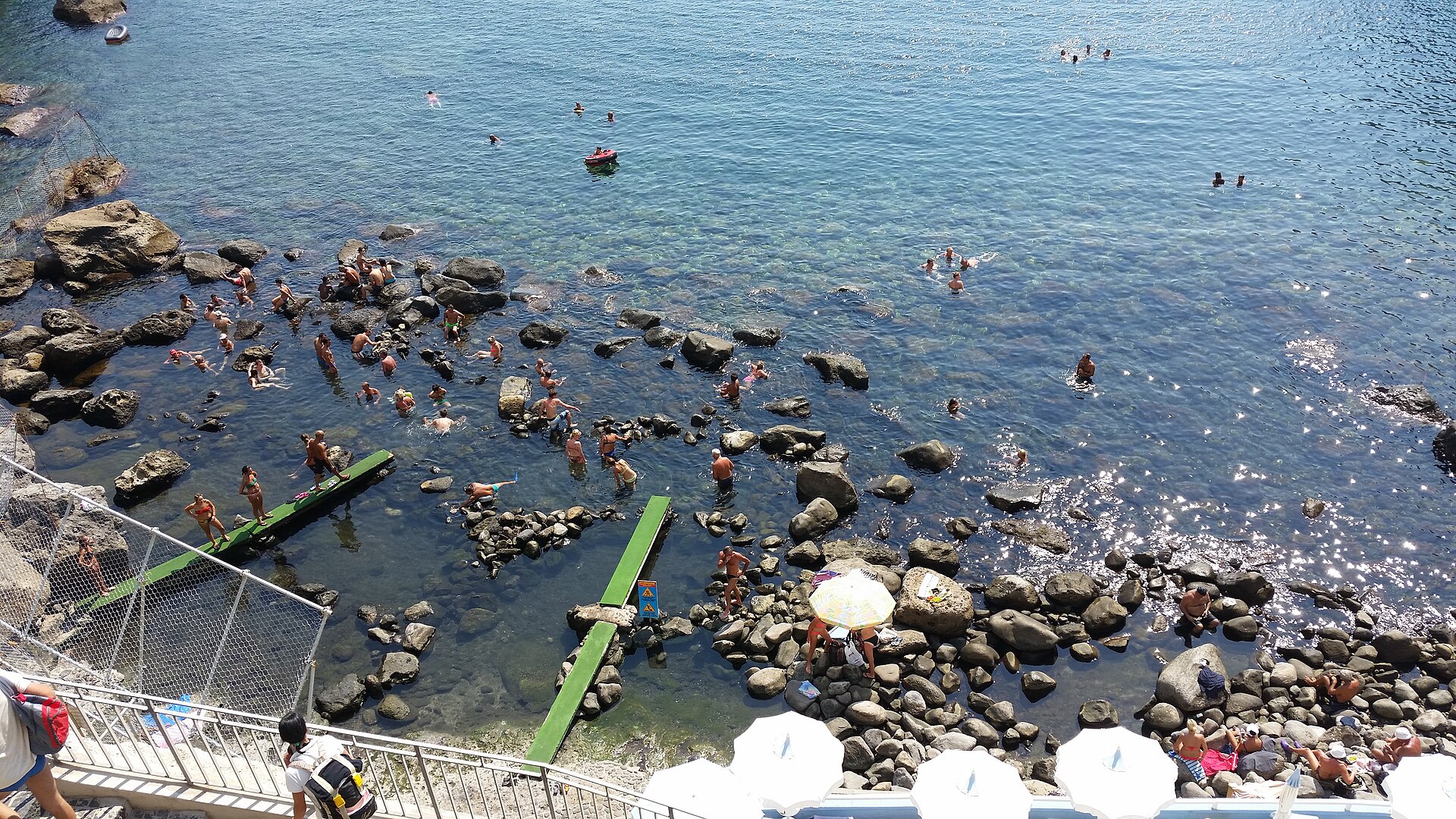 Ischia a Procida: ostrovy v Neapolském zálivu — 8 tipů, co vidět a dělat 7 Zátoka Sorgeto, kde horké termální prameny vyvěrají přímo v moři