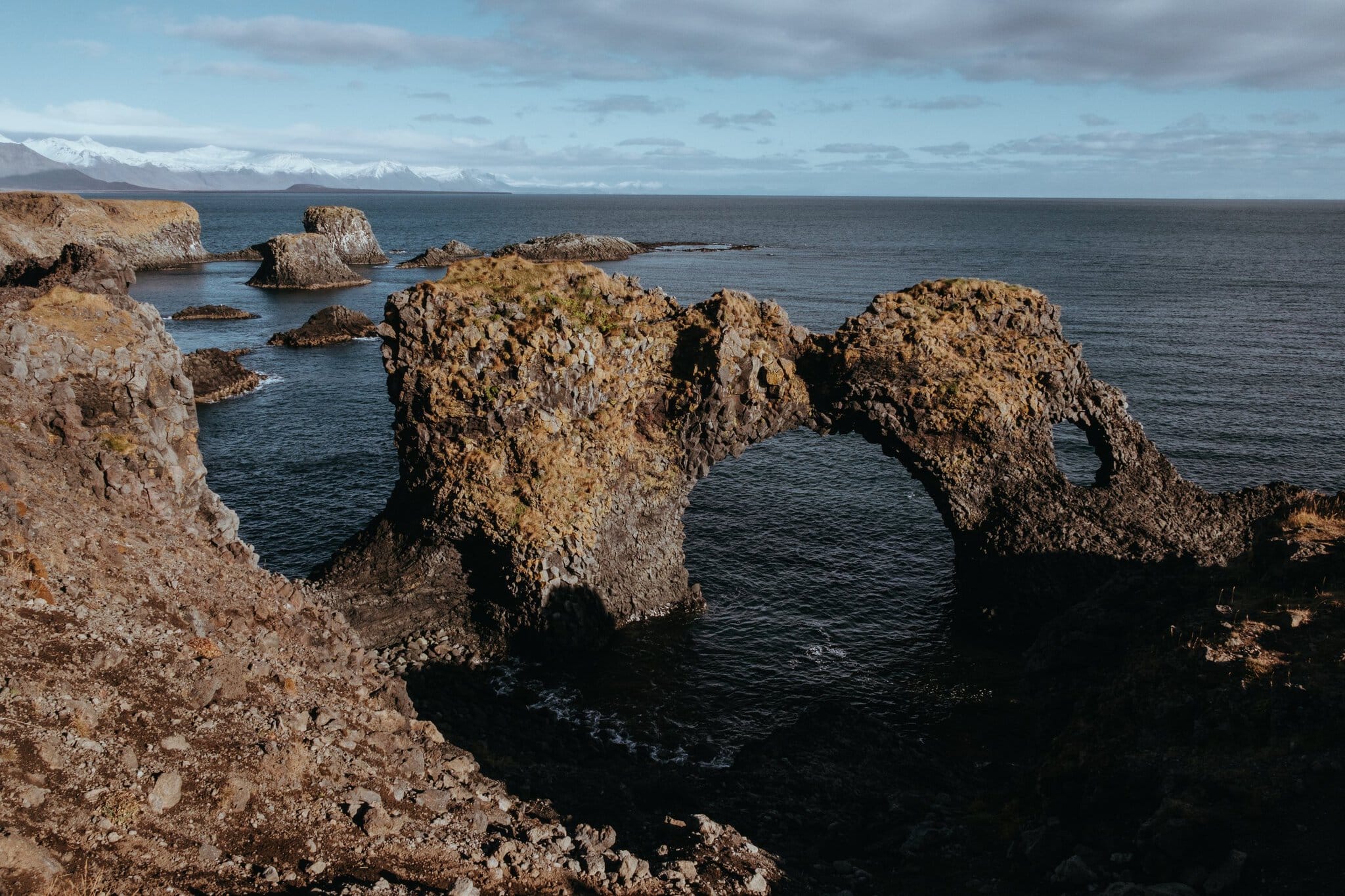Snæfellsnes, Islanda: 12 lucruri de văzut și făcut 2026 14 Impunătorul arc de piatră Gatklettur de lângă Arnarstapi din Islanda