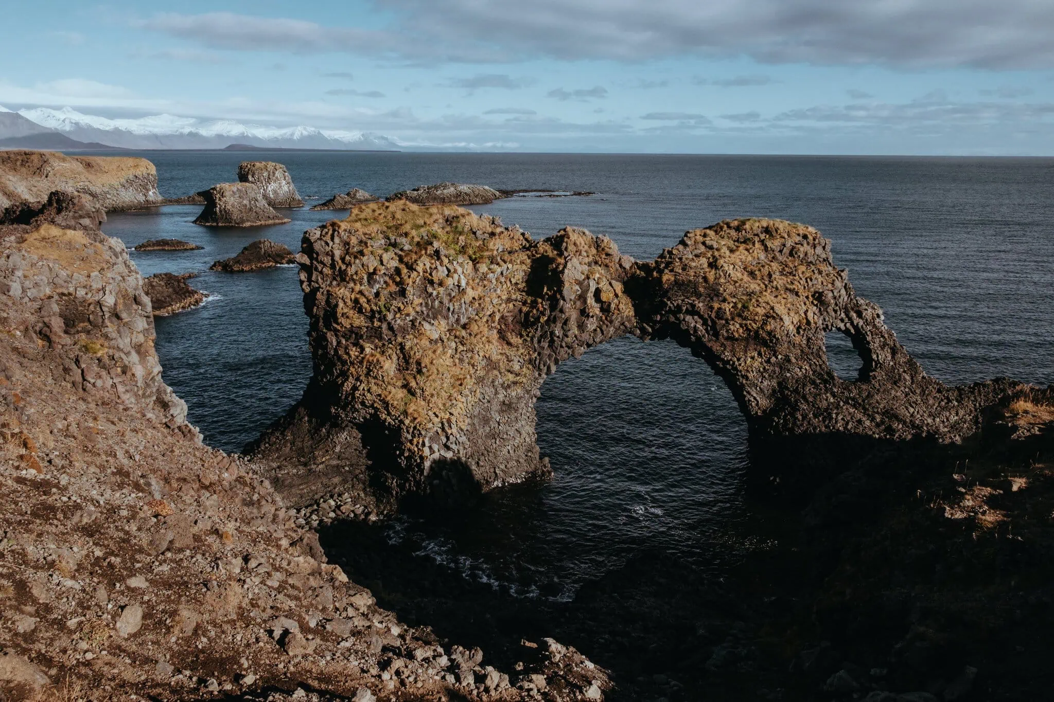 Snæfellsnes na Islandii: 12 atrakcji – co zobaczyć i robić 2026 14 Potężny łuk skalny Gatklettur koło Arnarstapi na Islandii