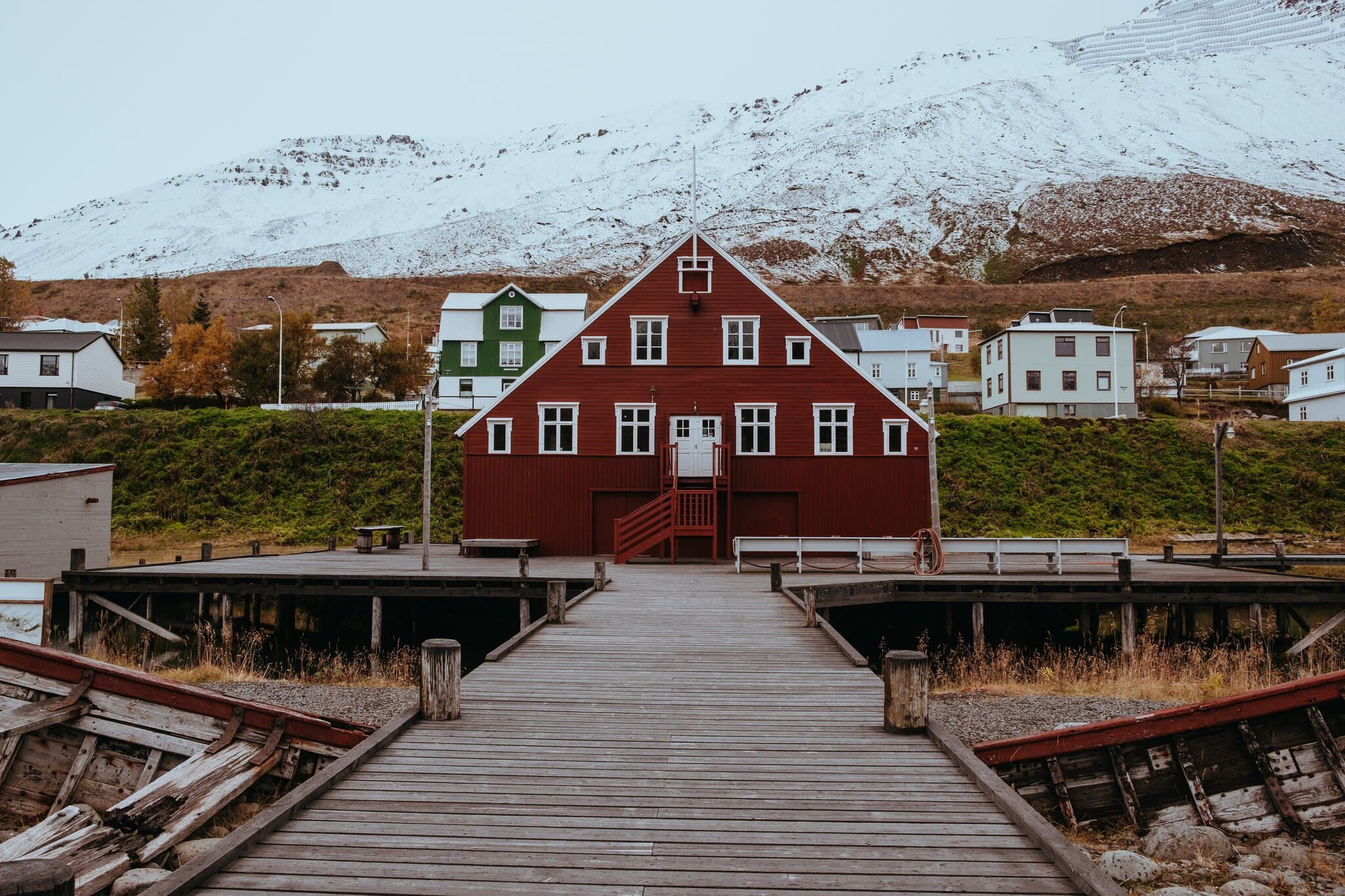 Roadtrip în Islanda: itinerariu de 14 zile + cazare 26 clădire istorică roșie pe un debarcader de lemn din Siglufjörður, Islanda