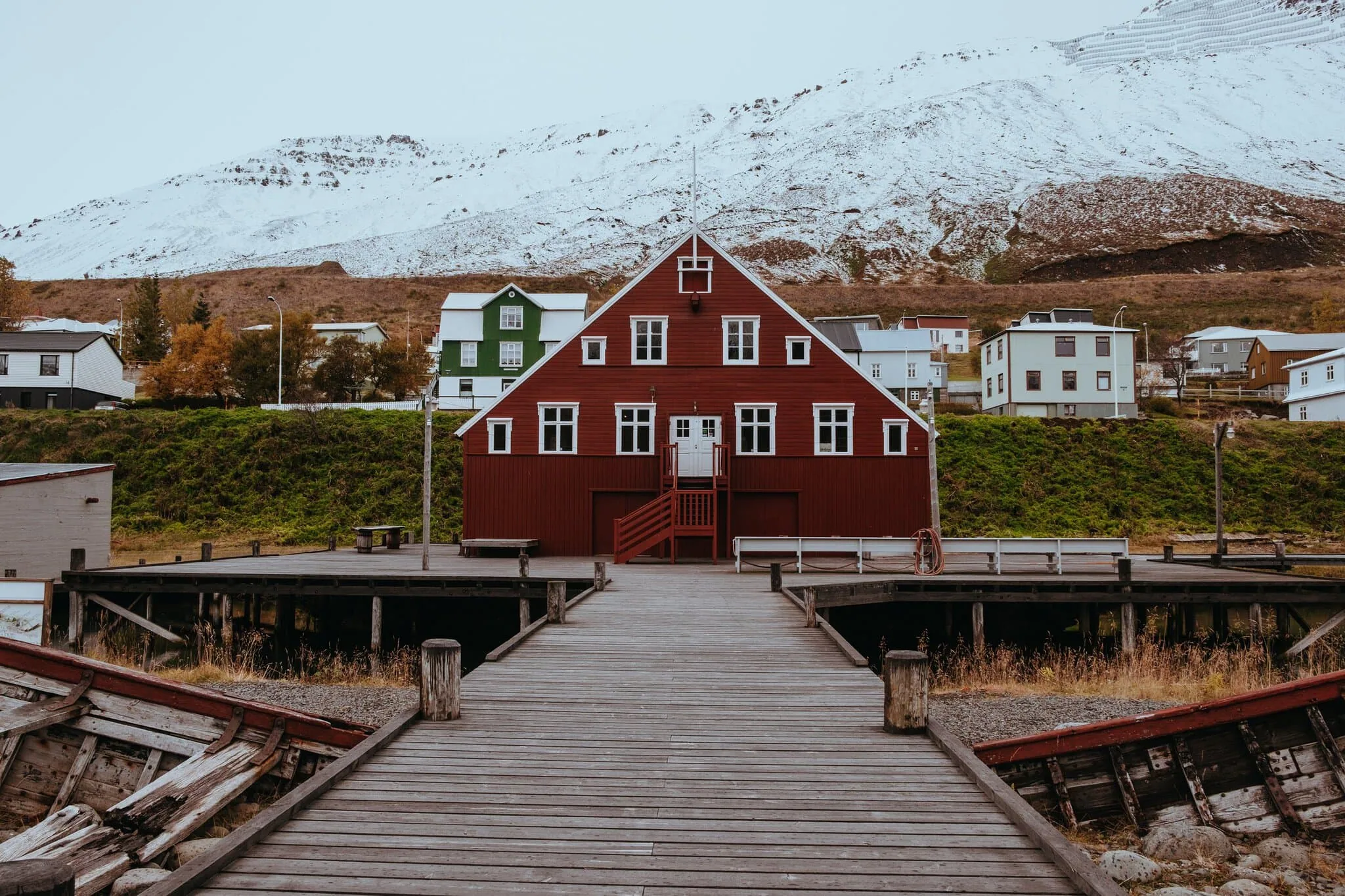 Roadtrip po Islandu: 14denní itinerář + tipy na ubytování 25 historická červená budova na dřevěném molu v Siglufjörður na Islandu