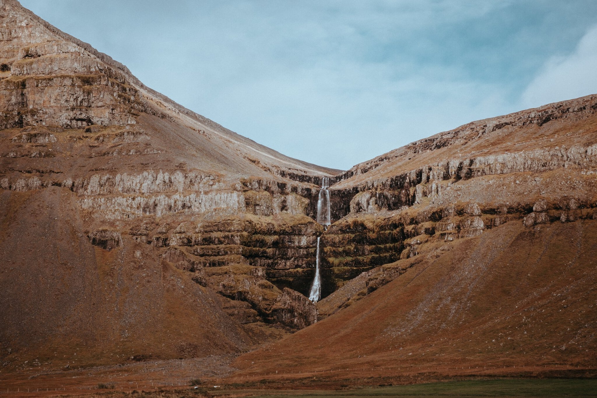 Roadtrip în Islanda: itinerariu de 14 zile + cazare 31 Cascada Dynjandi căzând în cascade pe versantul stâncos al fiordurilor de vest