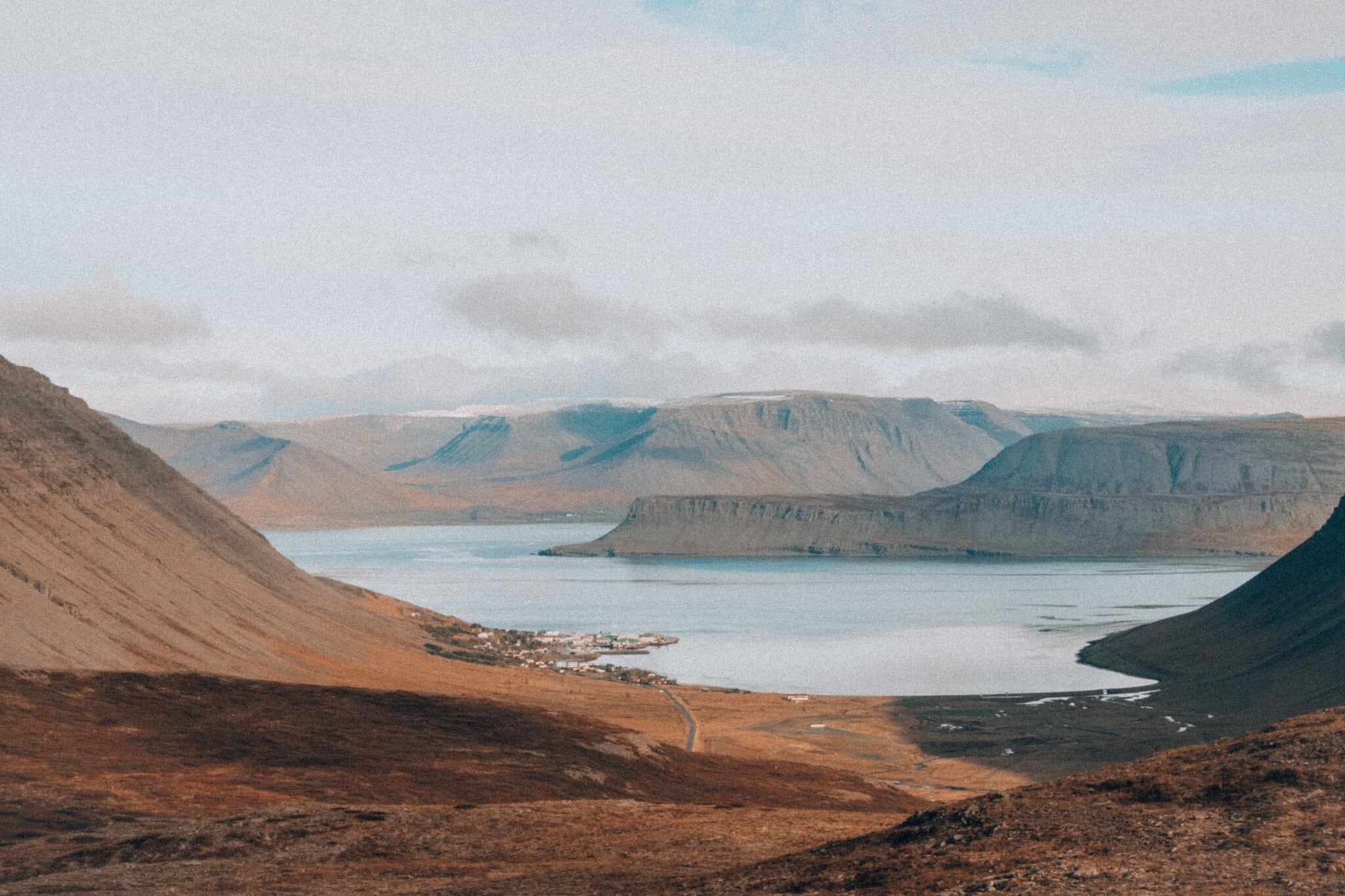 Roadtrip în Islanda: itinerariu de 14 zile + cazare 33 Vedere de pe deal asupra Ísafjörður din fiordurile de vest ale Islandei