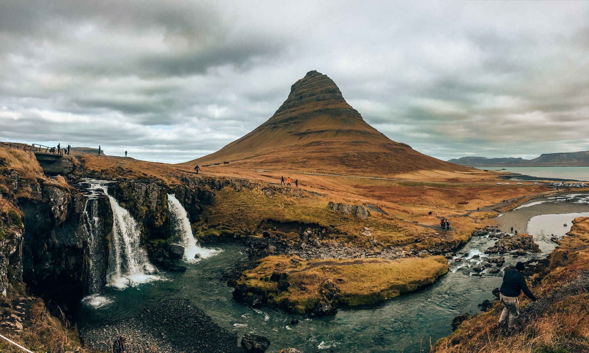 Roadtrip în Islanda: itinerariu de 14 zile + cazare 35 Muntele Kirkjufell cu cascada Kirkjufellsfoss din Islanda