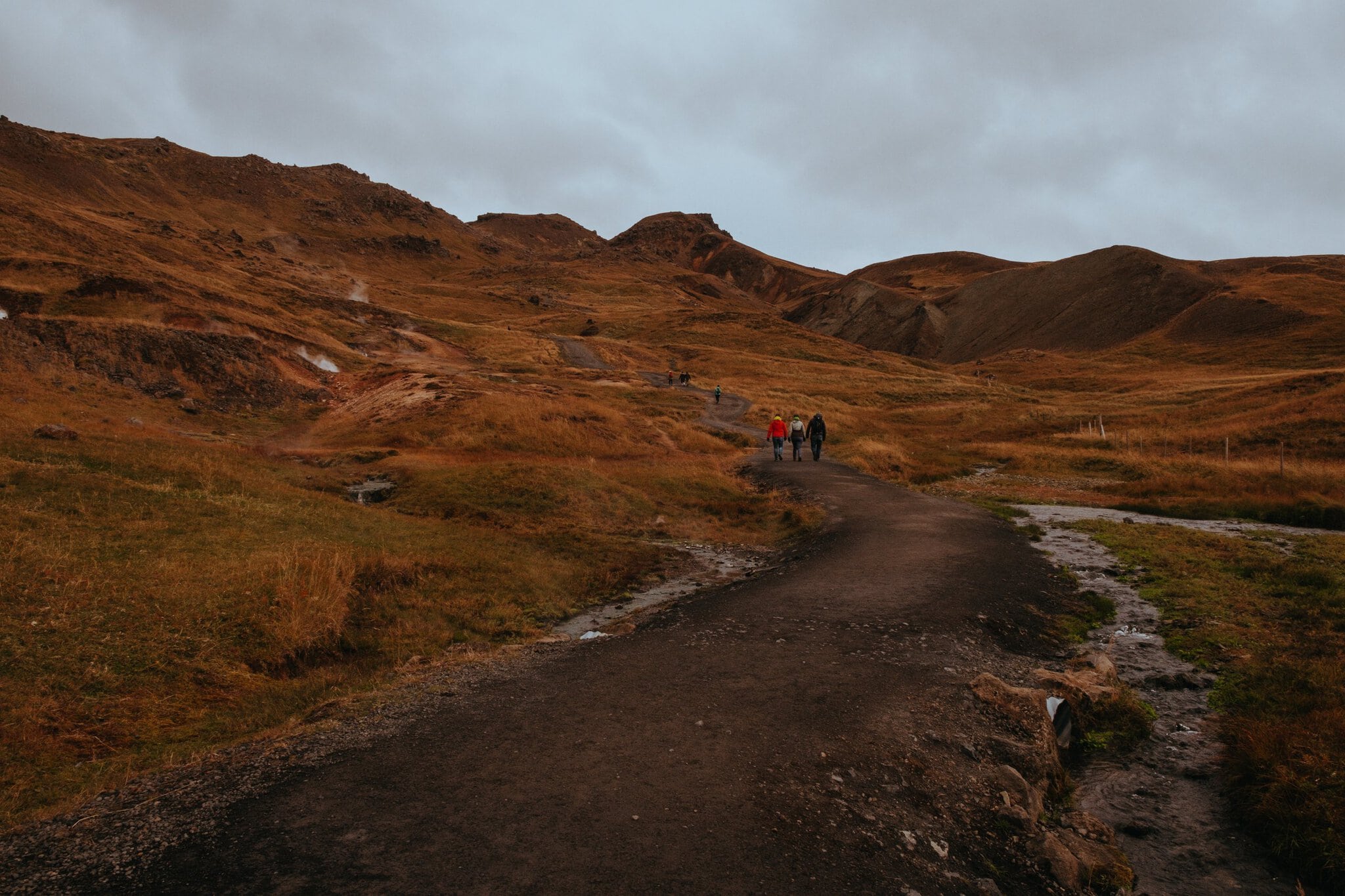 Roadtrip în Islanda: itinerariu de 14 zile + cazare 38 turiști pe poteca spre valea Reykjadalur din Islanda