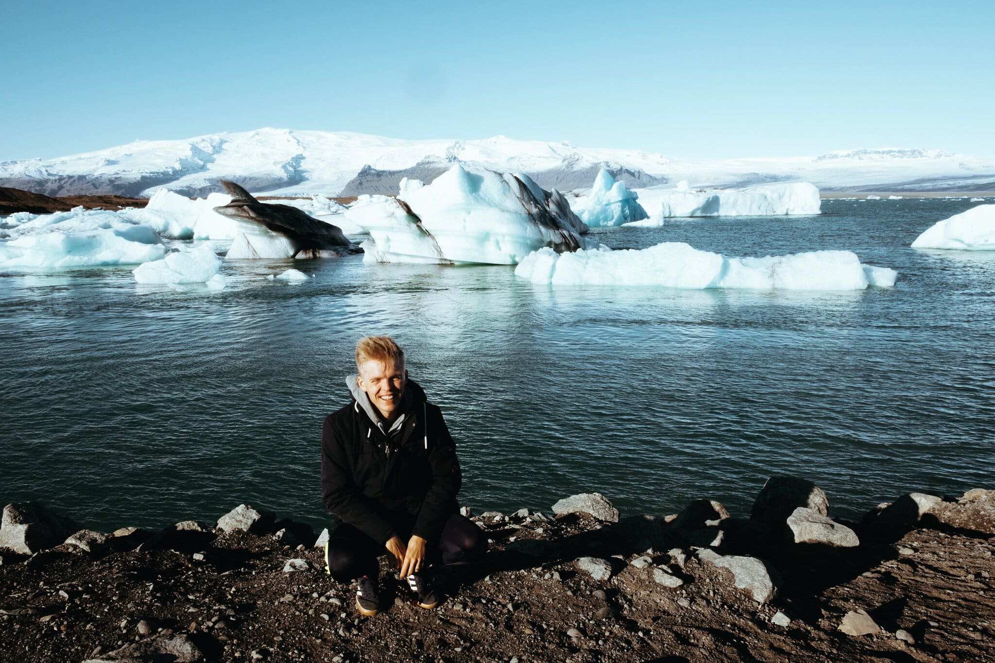 Roadtrip în Islanda: itinerariu de 14 zile + cazare 12 turist la Jökulsárlón cu ghețari plutitori în fundal