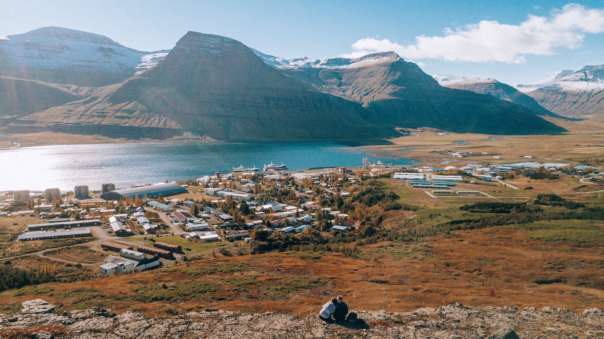 Roadtrip în Islanda: itinerariu de 14 zile + cazare 15 Panorama Reyðarfjörður cu fiord și munți înzăpeziți