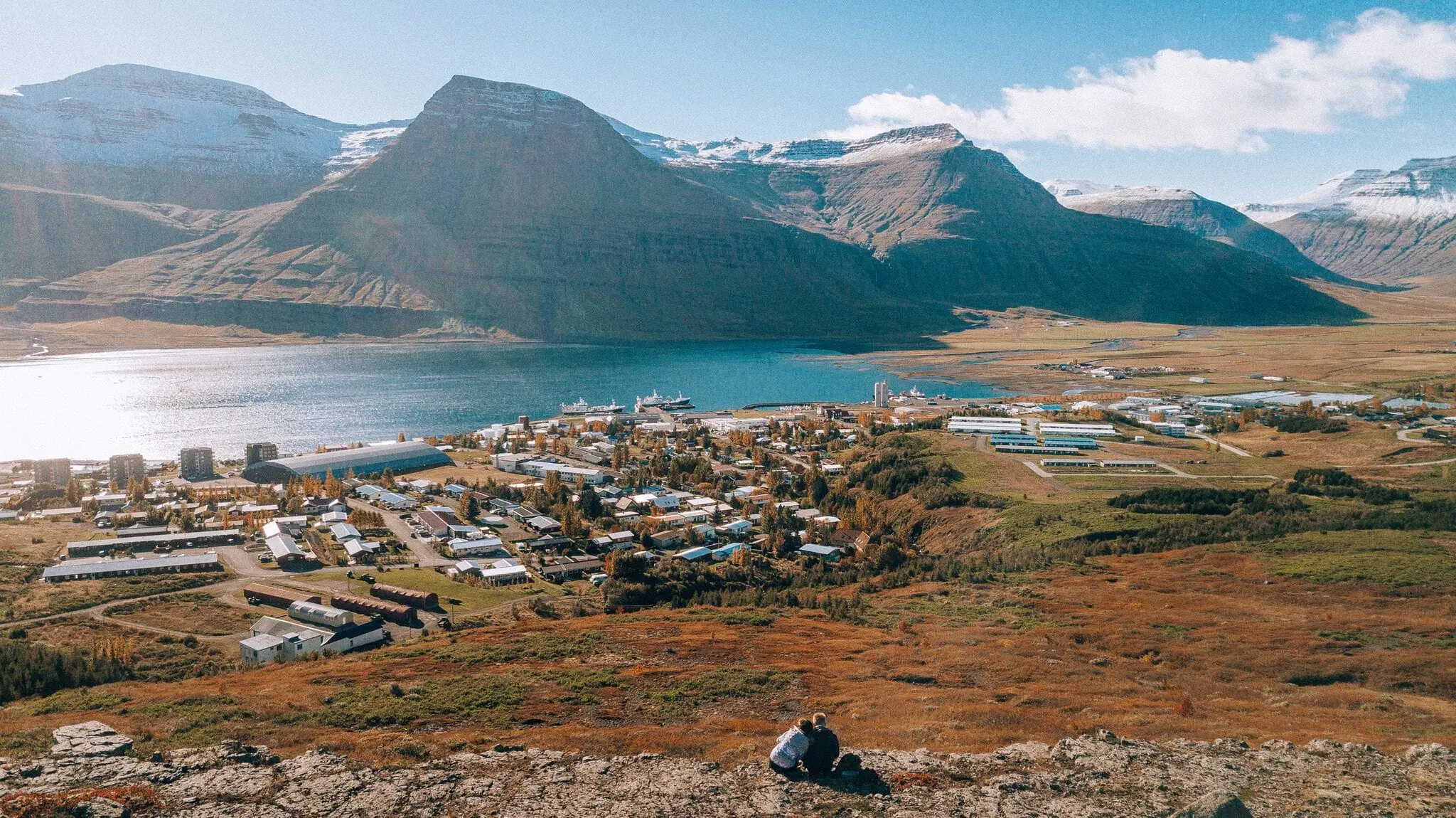 Roadtrip po Islandu: 14denní itinerář + tipy na ubytování 14 Panorama Reyðarfjörður s fjordem a zasněženými horami