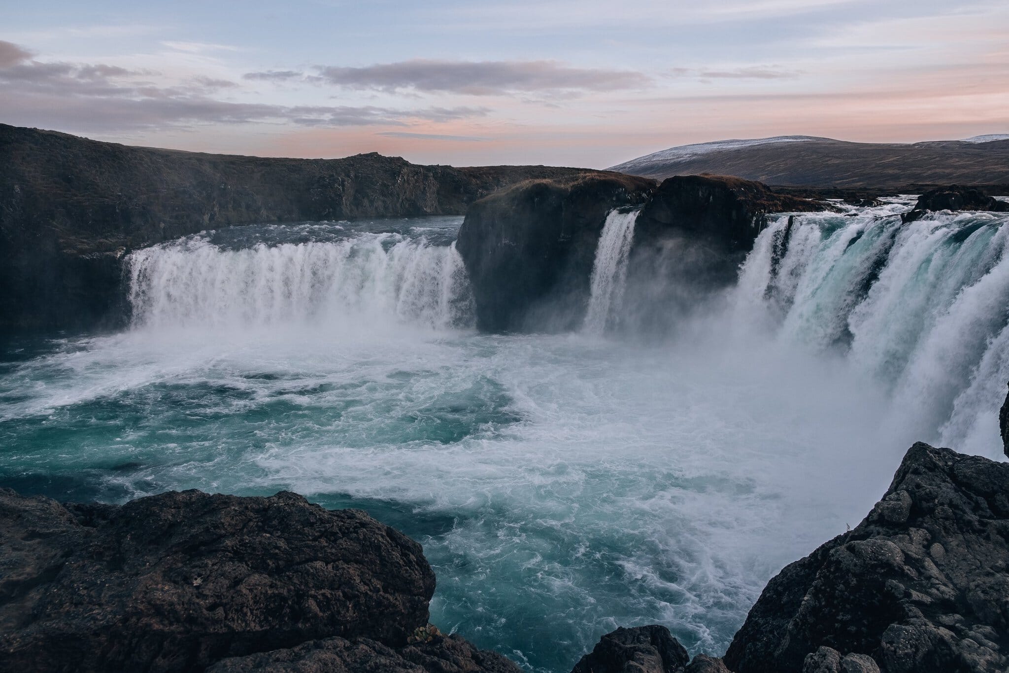Roadtrip în Islanda: itinerariu de 14 zile + cazare 23 Cascada Goðafoss din Islanda la apus